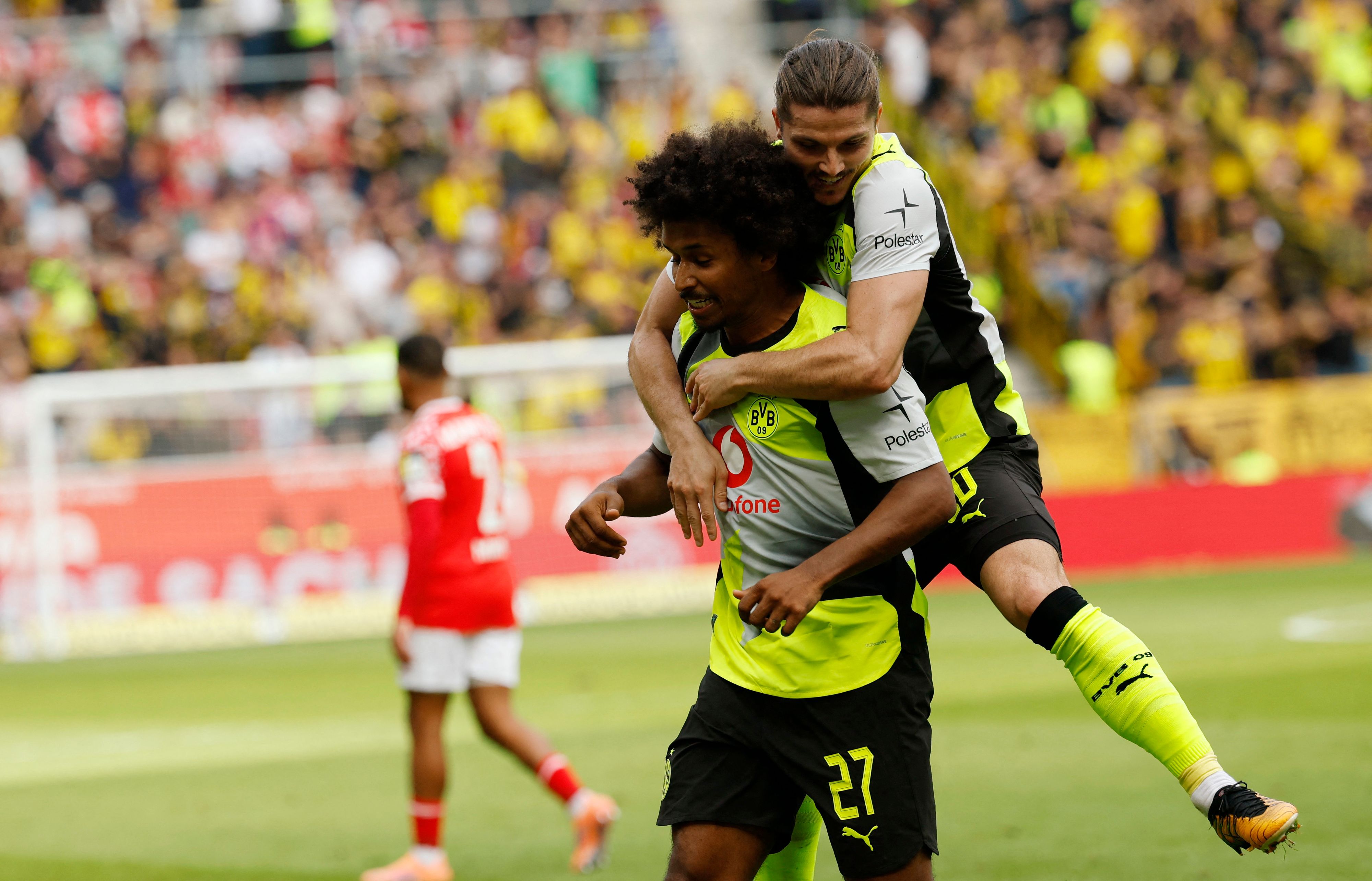 ÖFB-Star Marcel Sabitzer bejubelt Dortmunds zweiten Treffer durch Karim Adeyemi. 