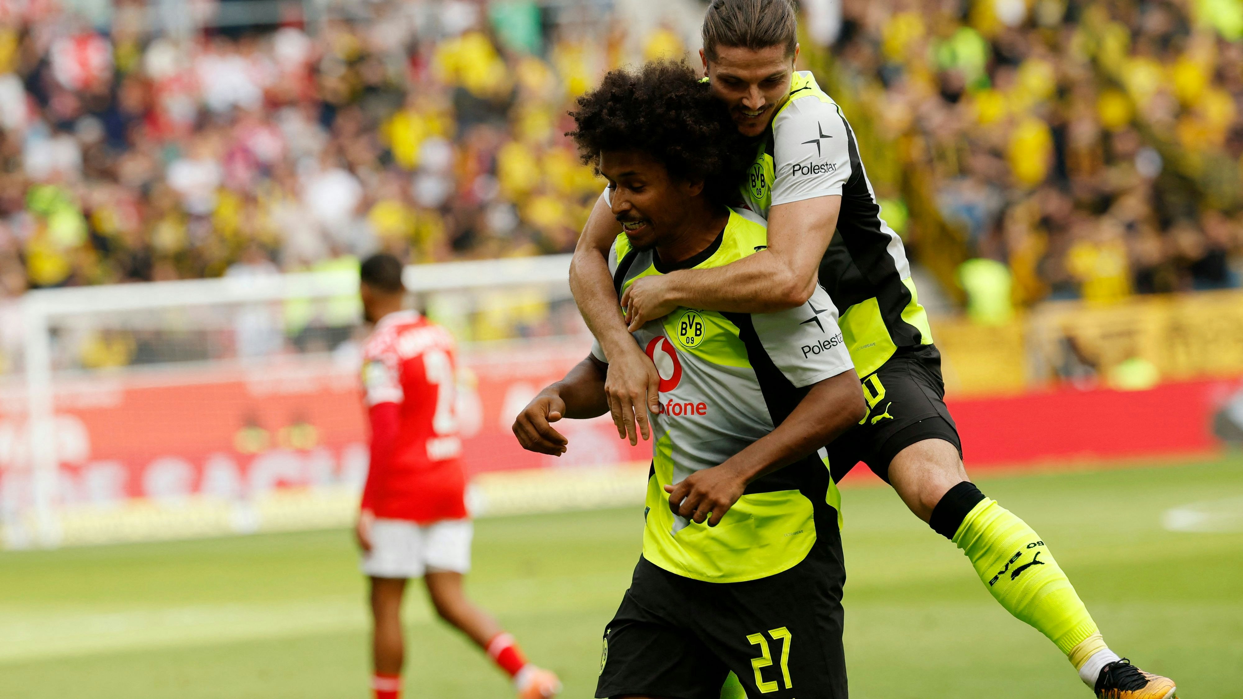 ÖFB-Star Marcel Sabitzer bejubelt Dortmunds zweiten Treffer durch Karim Adeyemi. 
