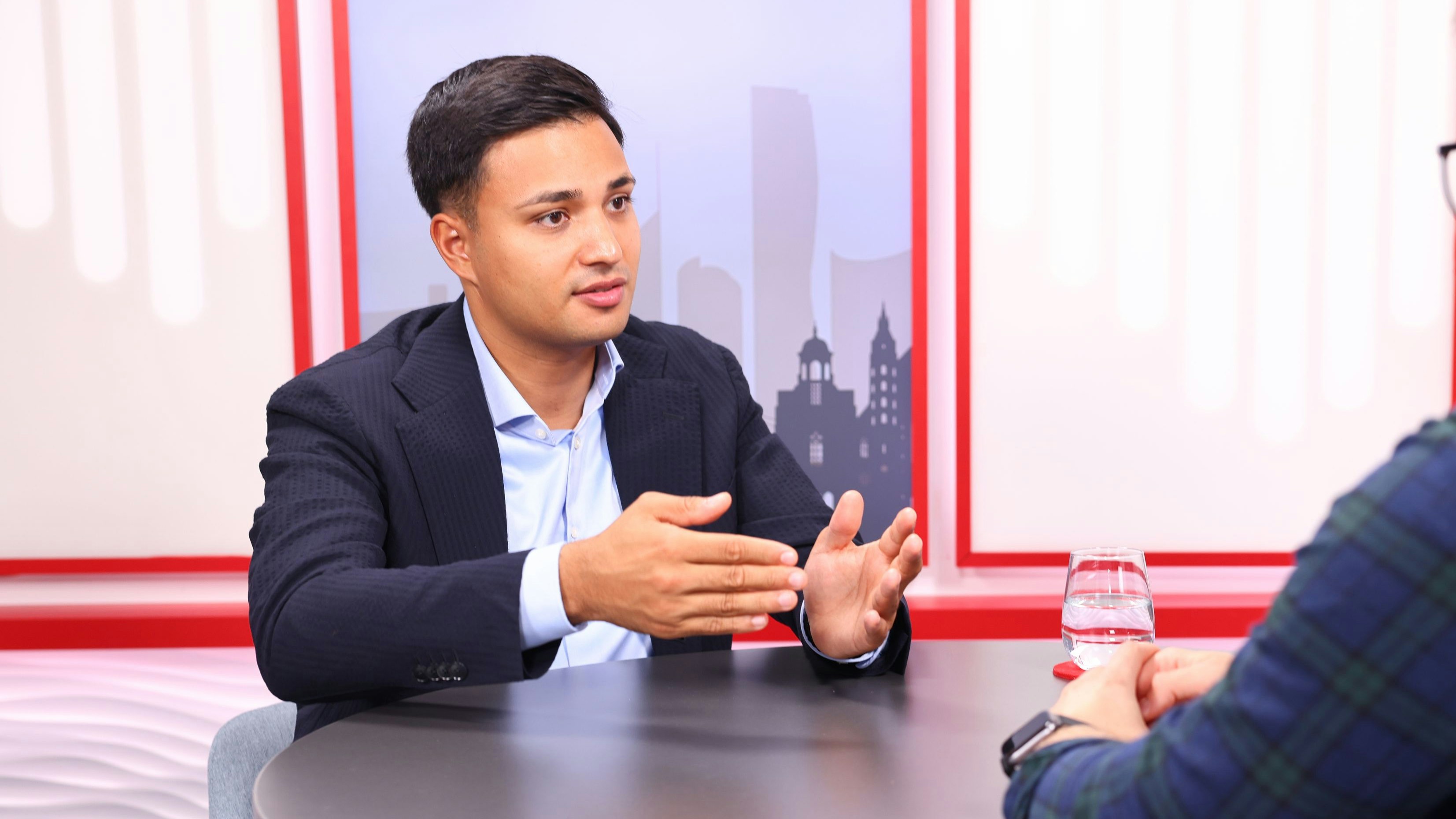 Beim Kopftuchverbot soll es Strafen von bis zu 1.000 Euro geben, erklärte Shetty im Gespräch.