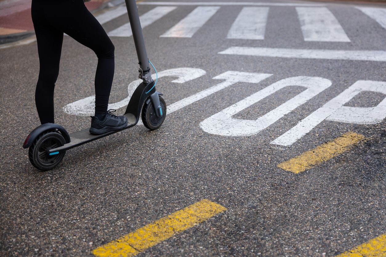 Der E-Scooter hatte eine Höchstgeschwindigkeit von 68 km/h, das ergab ein Test auf dem Rollprüfstand. Symbolbild.