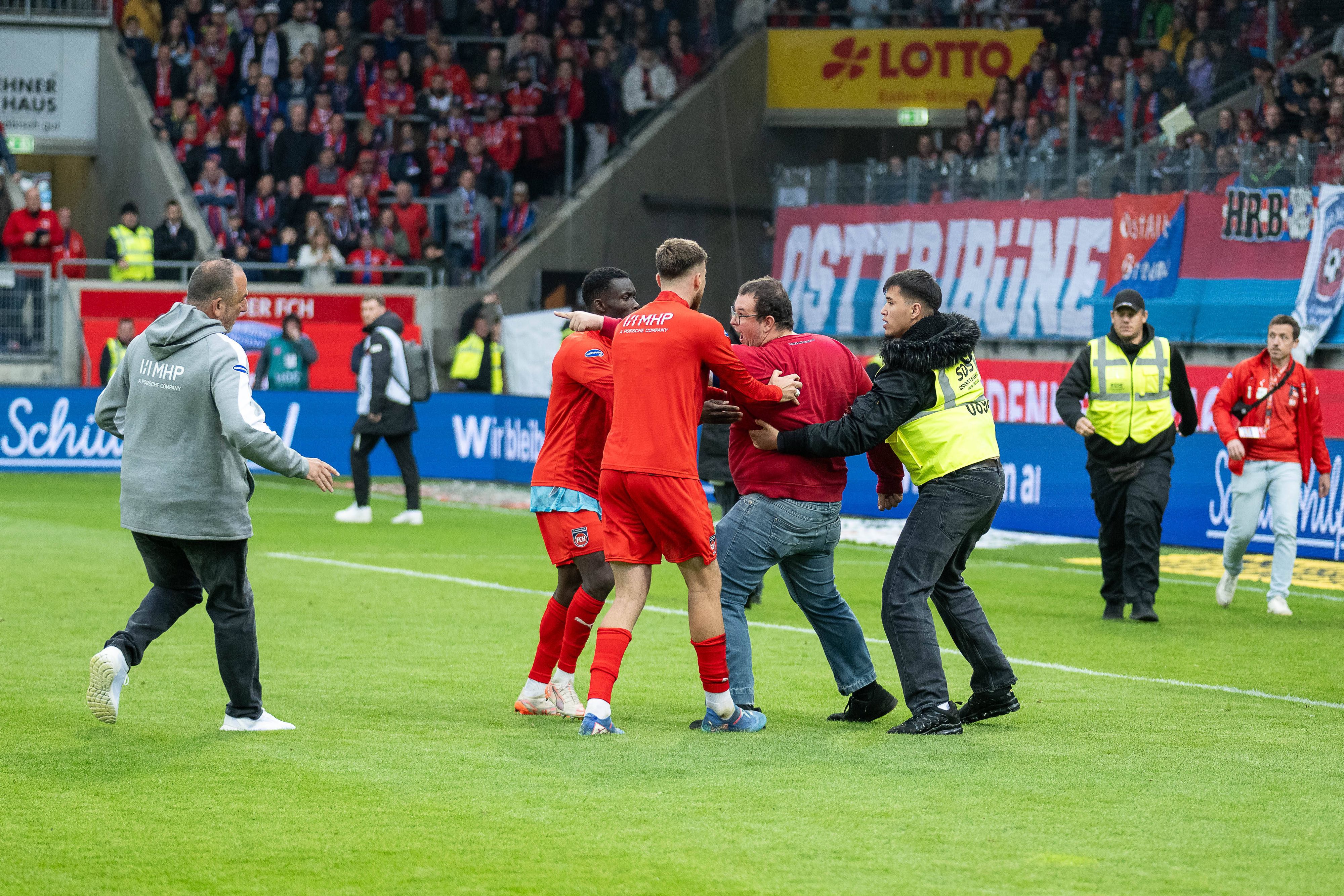 Heidenheim-Fans gingen nach dem Spiel auf Augsburg-Spieler los. 