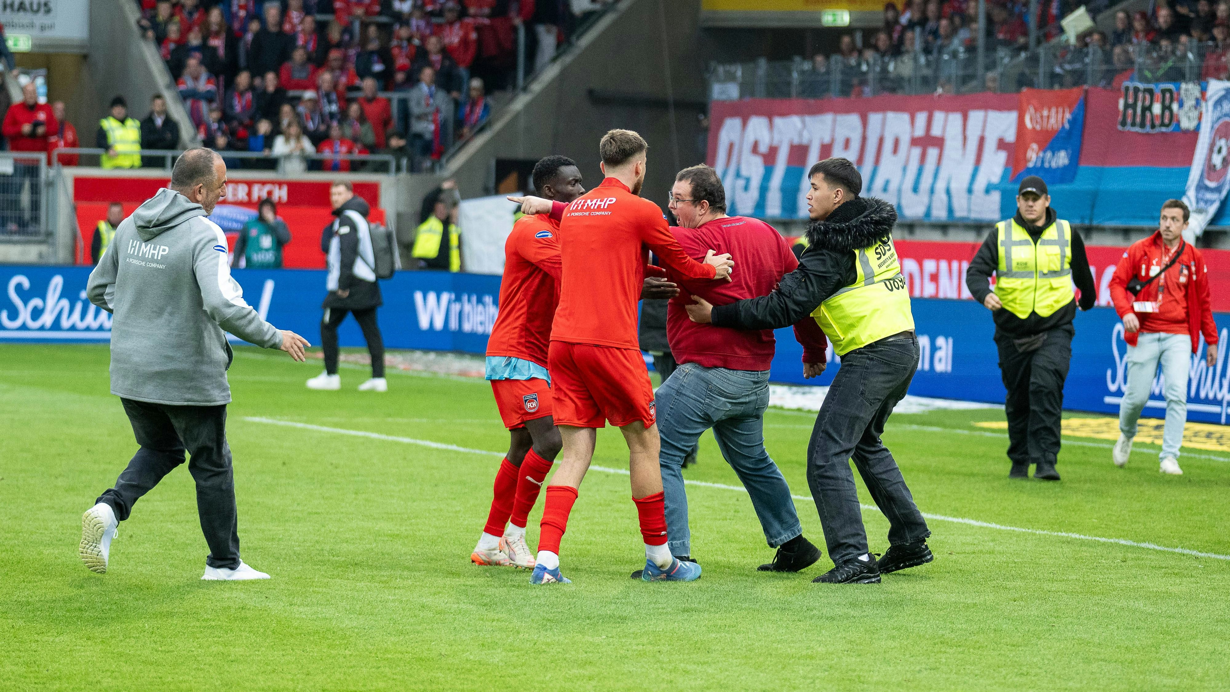 Heute.at - Mann stürzt von Tribüne, dann greifen Fans Spieler an