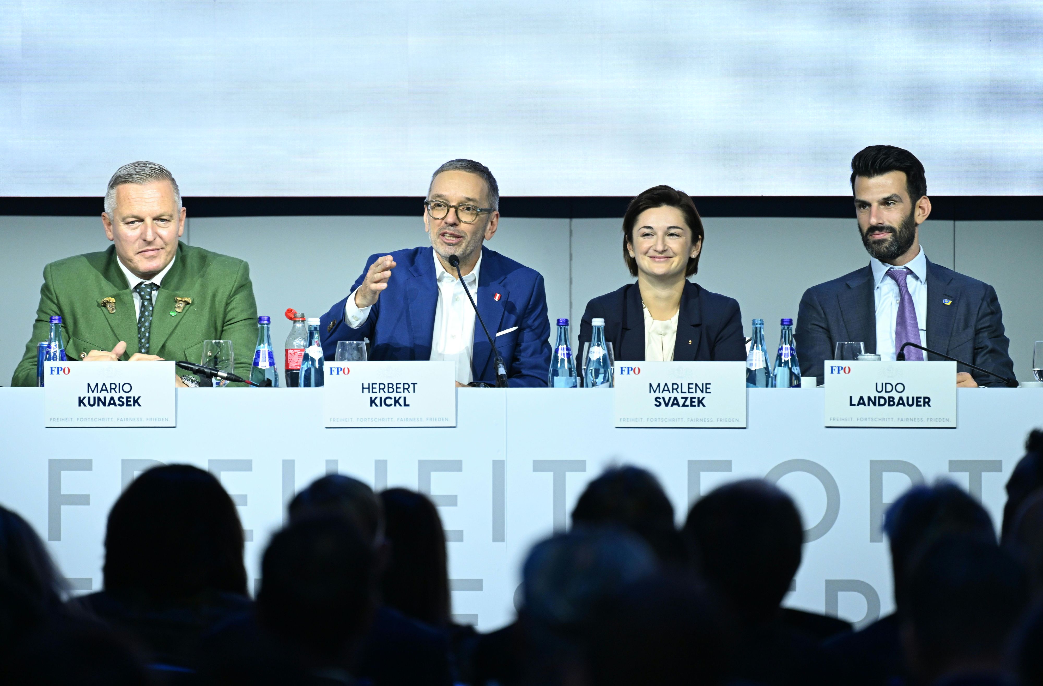 Herbert Kickl (2.v.l.) beim Bundesparteitag am Samstag umgeben vom steirischen Landeshauptmann Mario Kunasek (l.), und den Landeshauptfrau-Stellvertretern von Salzburg und Niederösterreich, Marlene Svazek und Udo Landbauer.