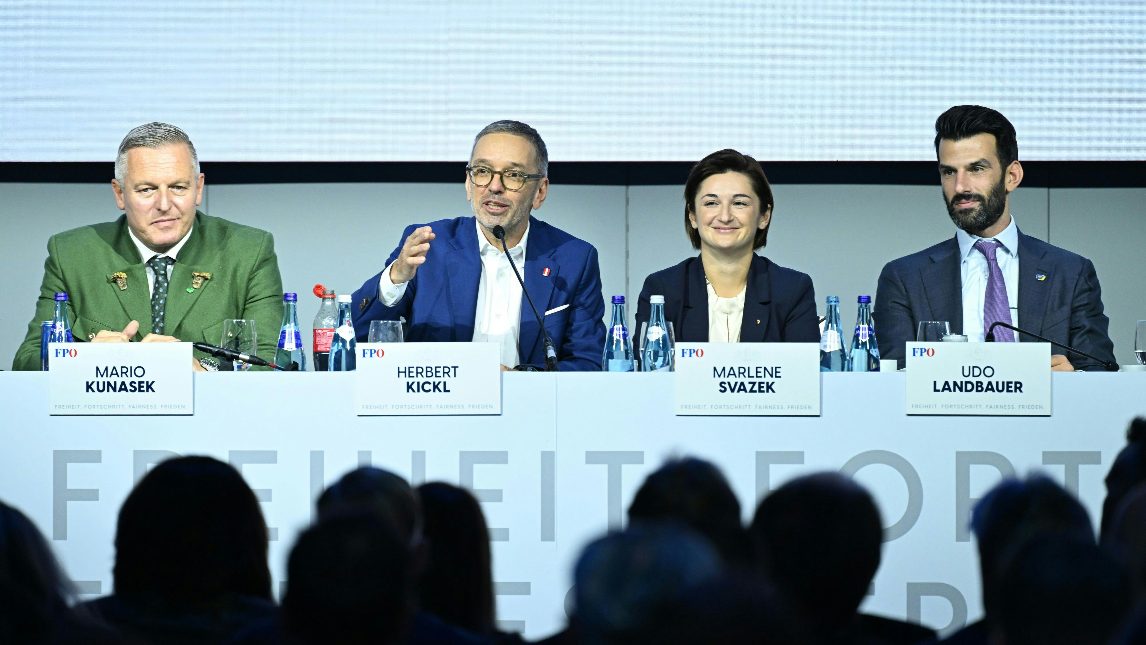 Herbert Kickl (2.v.l.) beim Bundesparteitag am Samstag umgeben vom steirischen Landeshauptmann Mario Kunasek (l.), und den Landeshauptfrauen-Stellvertertern von Salzburg und Niederösterreich, Marlene Svazek und Udo Landbauer. 