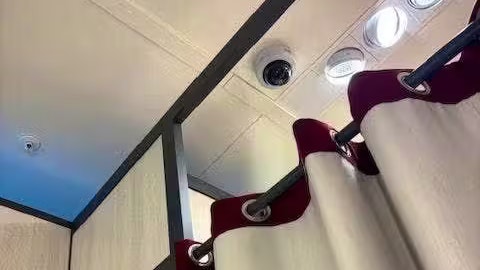 Heute.at - Kundin zieht sich bis auf BH aus, dann sieht sie Kamera