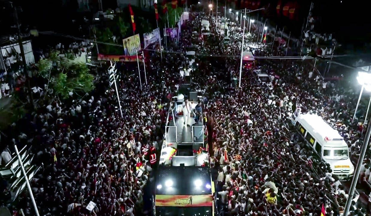 Bei einer Wahlkampfveranstaltung in Indien ist eine Massenpanik ausgebrochen.