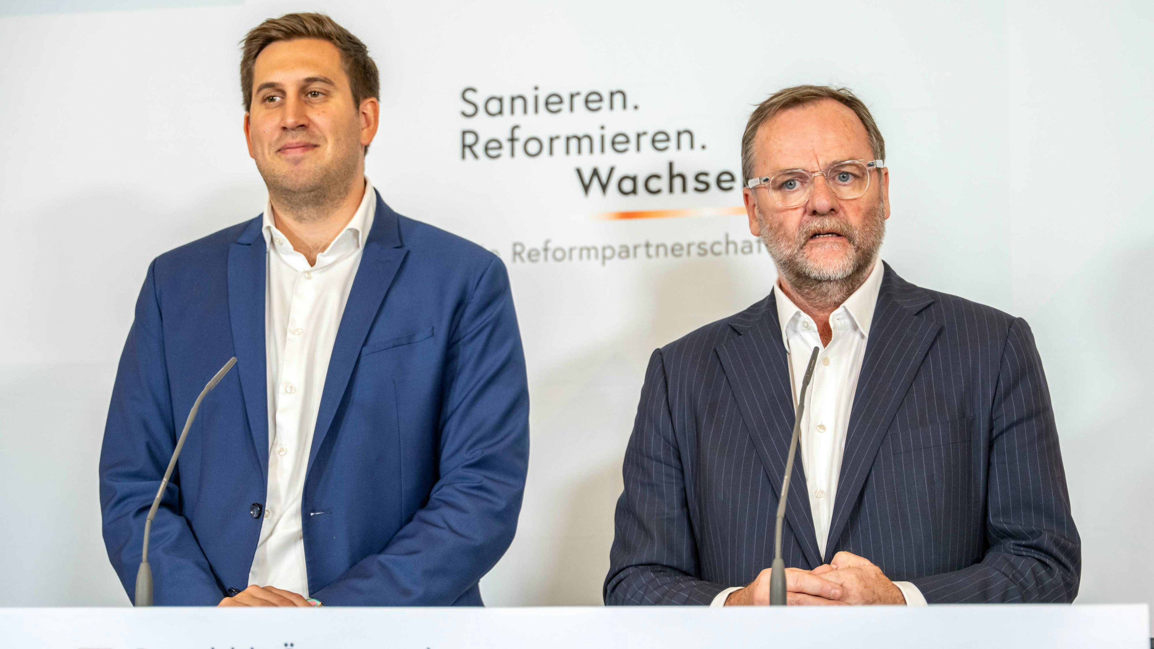 Download von www.picturedesk.com am 27.09.2025 (16:28).  WIEN, OESTERREICH - SEPTEMBER 26: Staatssekretaer im Bundeskanzleramt Alexander Proell (OeVP) und Staatssekretaer im Bundesministerium fuer europaeische und internationale Angelegenheiten Sepp Schellhorn (NEOS) beim Doorstep - mit Staatssekretaer zum Zweiten Treffen der Gruppe Verfassung und Verwaltungsbereinigung im Bundeskanzleramt am 26. September 2025 in Wien, Oesterreich.250926_SEPA_10_008 - 20250926_PD4414 - Rechteinfo: Rights Managed (RM)