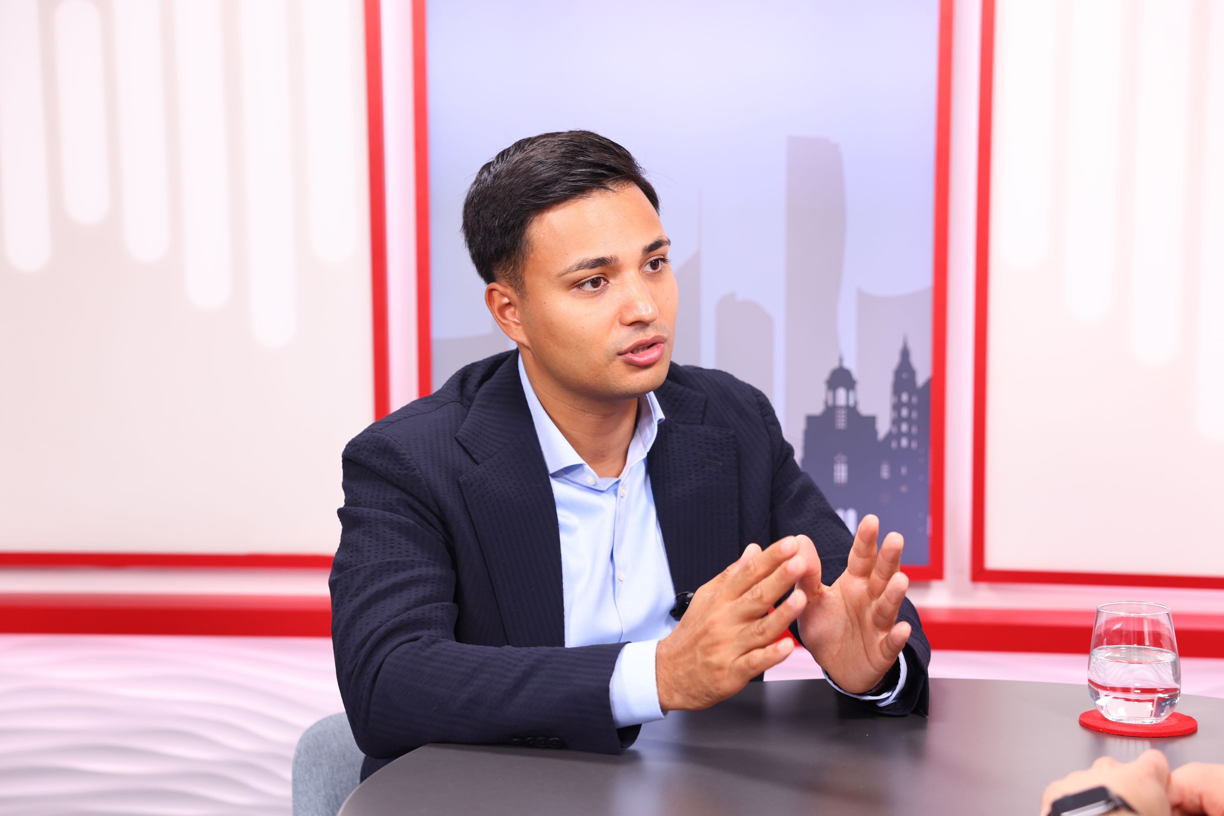 Neos-Klubchef Yannick Shetty im <em>