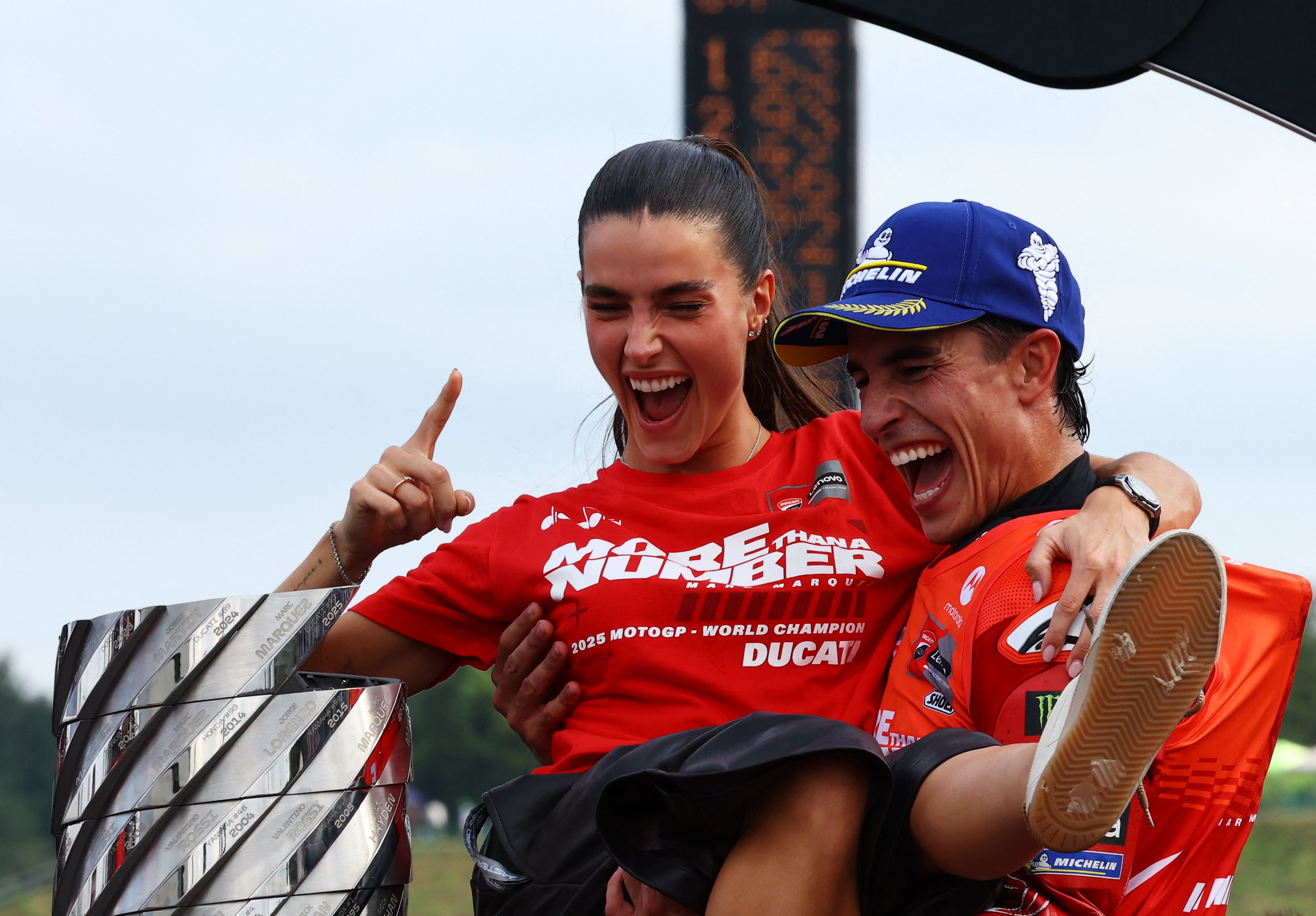 Marc Marquez mit seiner Partnerin Gemma Pinto und der siebenten Weltmeister-Trophäe.