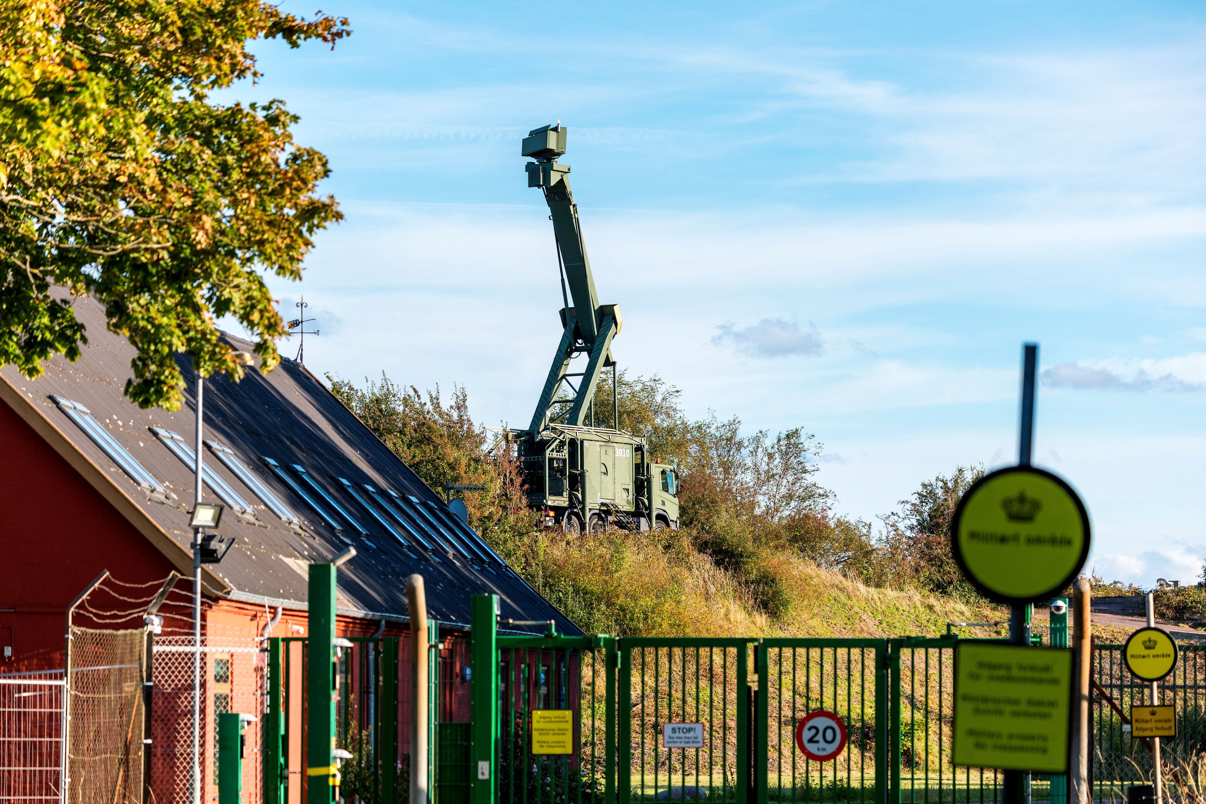 Der Grund für diese strengen Maßnahmen sind rätselhafte Drohnen-Überflüge, die zuletzt immer wieder in Dänemark für Unruhe gesorgt haben.