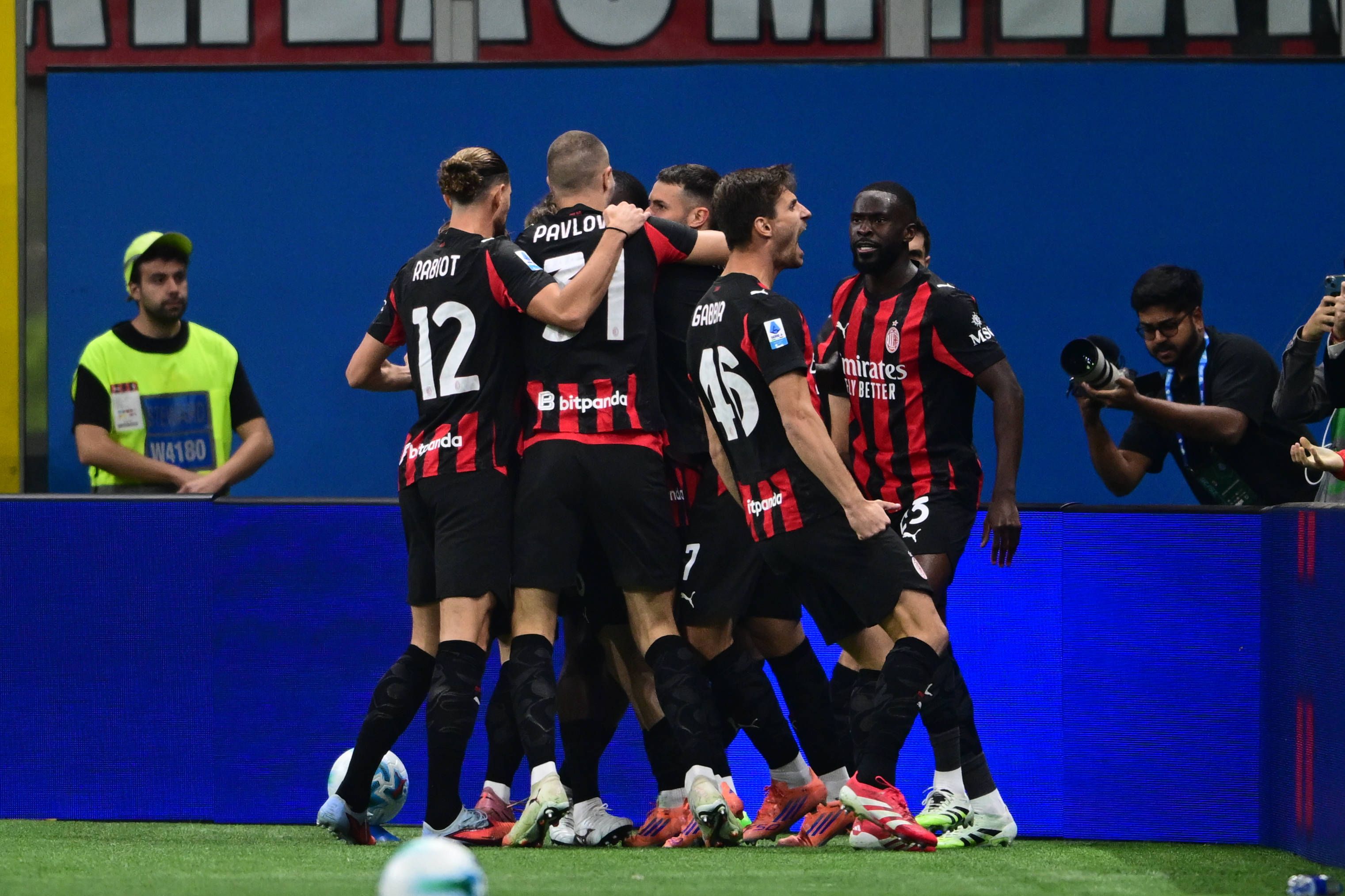 Durch den Sieg übernimmt AC Milan die Tabellenführung.