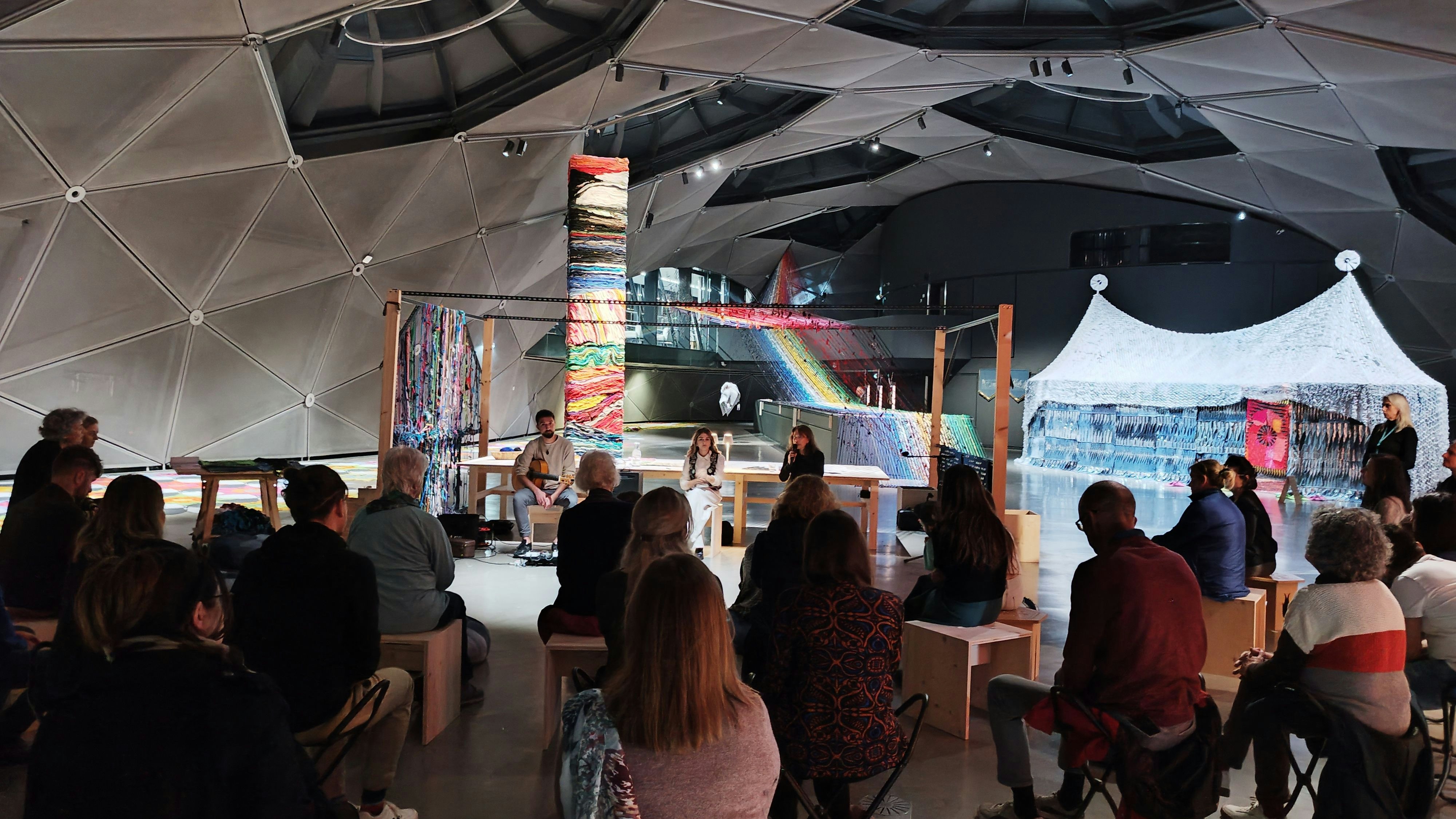 Workshops und auch Lesungen finden statt.