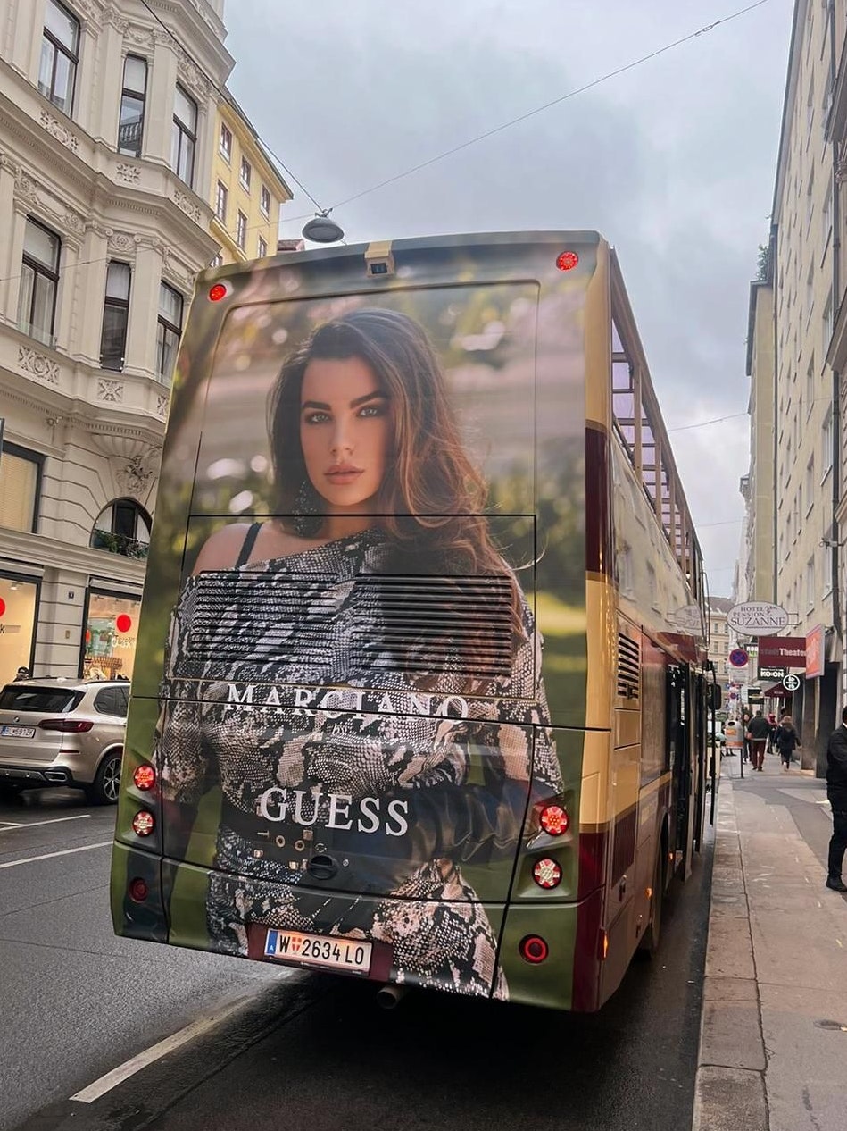 Nadine Mirada ziert nun einen Bus in Wien