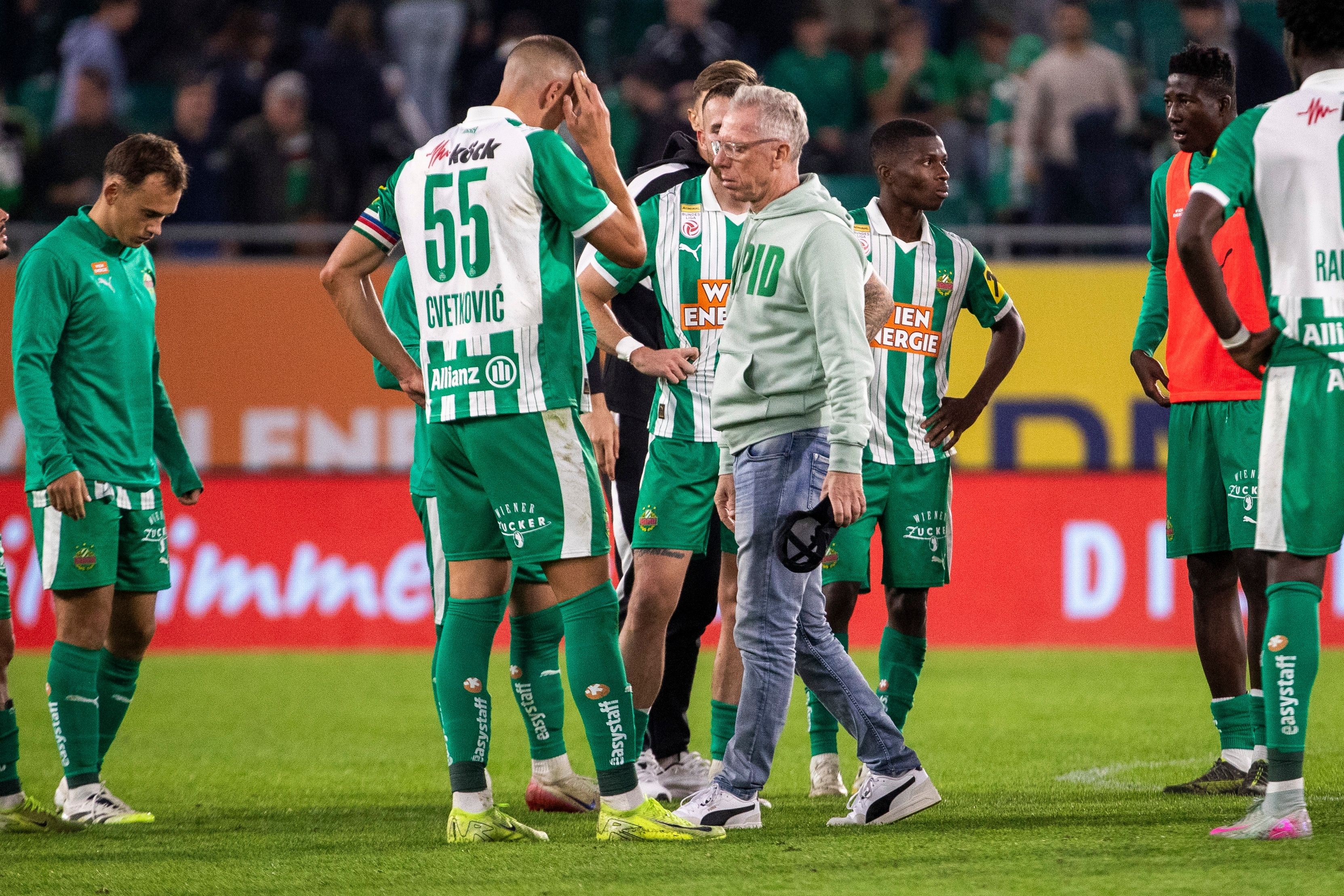 Enttäuscht: Peter Stöger nach dem Derby mit Nenad Cvetkovic