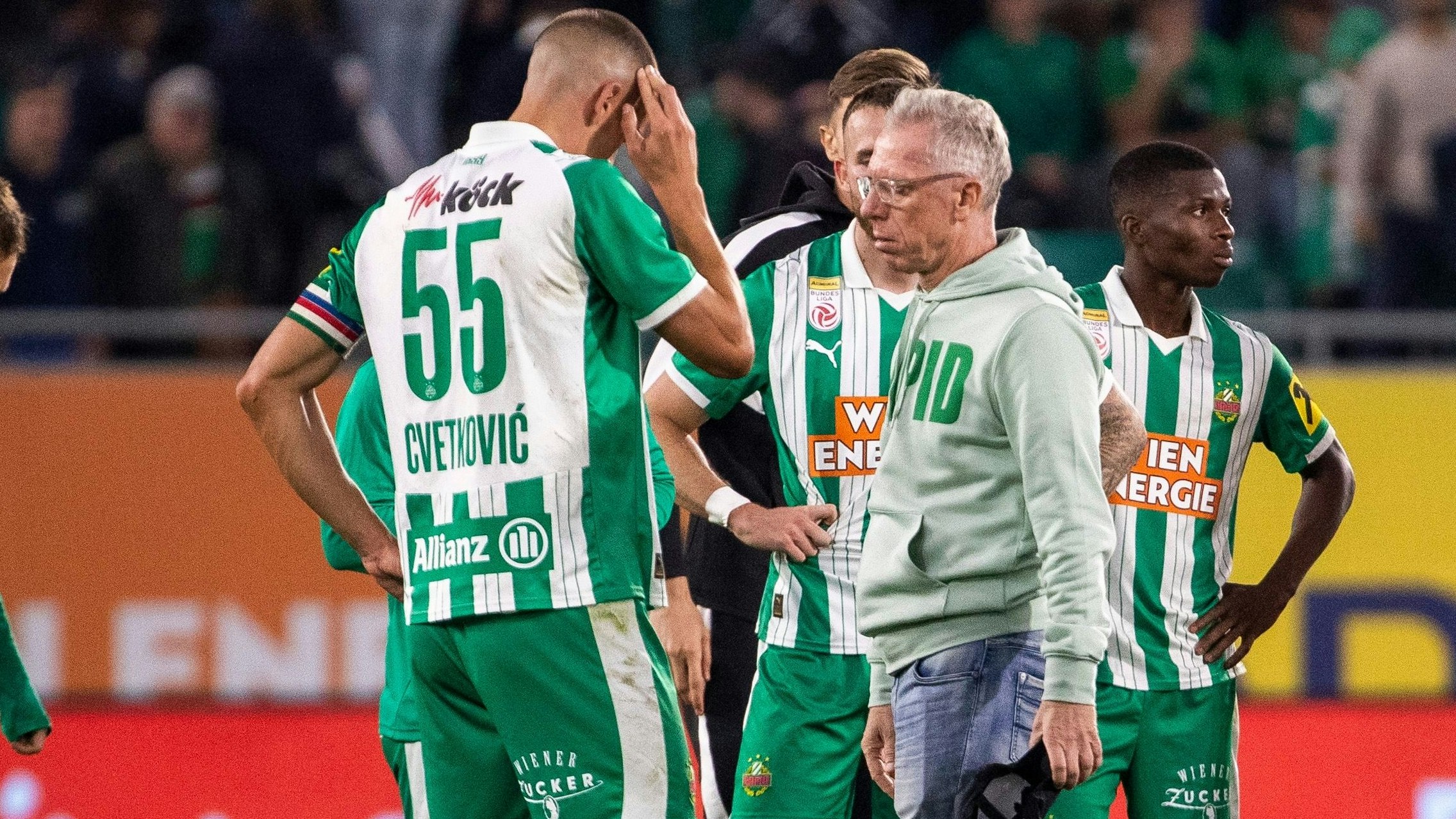 Peter Stöger nach dem Derby mit Nenad Cvetkovic