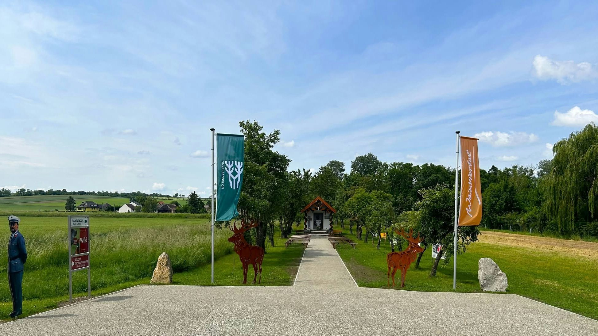Hier bewacht Vinzenz die Einfahrt zur Hubertuskapelle von Josef Kohzina.