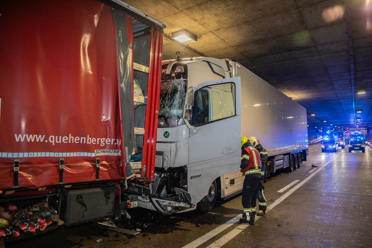 Unfall mit vier Lkw im S1-Tunnel Vösendorf: Feuerwehr im Einsatz