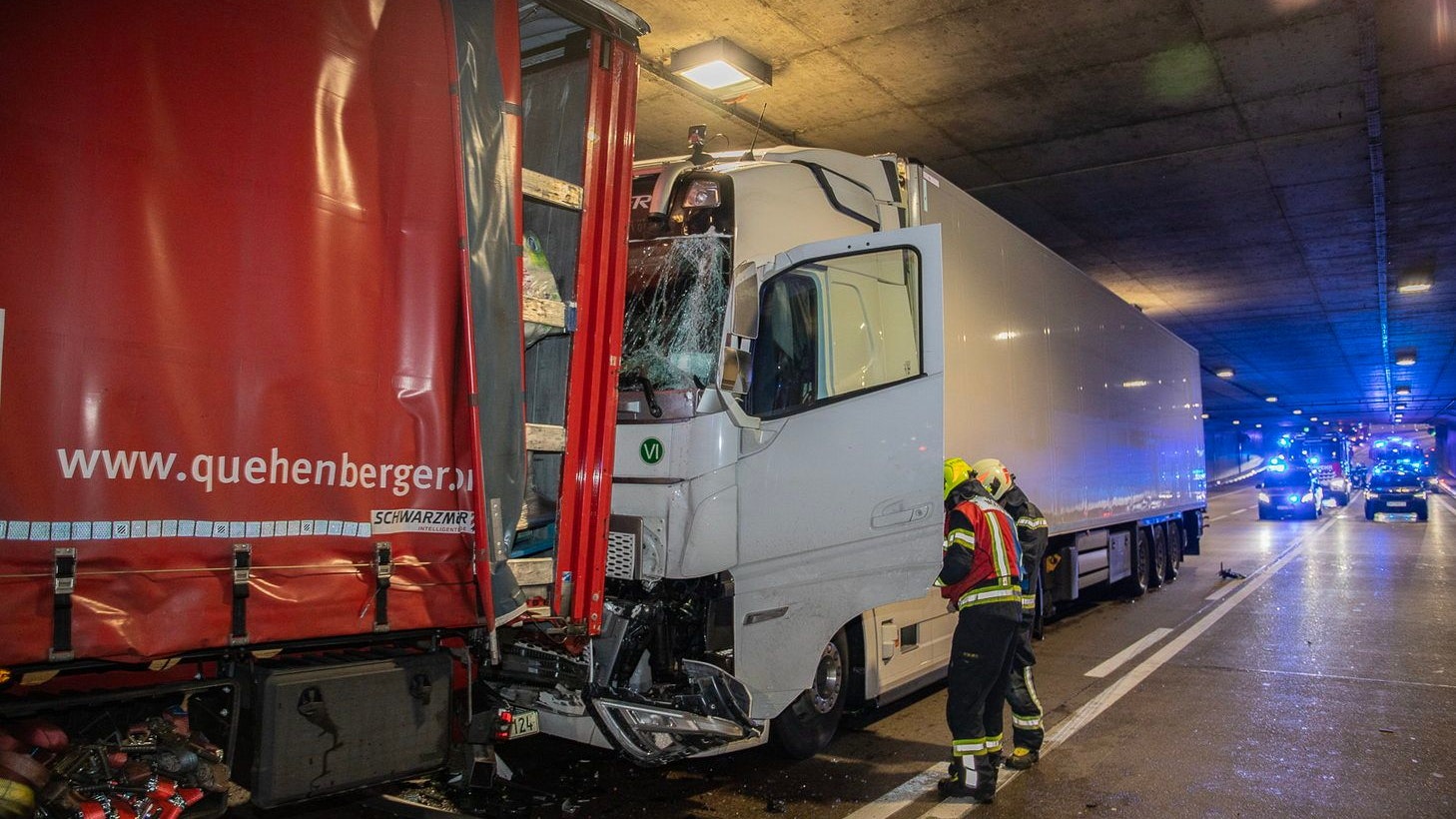 Heute.at - Neue Fotos! Unfall mit vier Lkw im S1-Tunnel Vösendorf