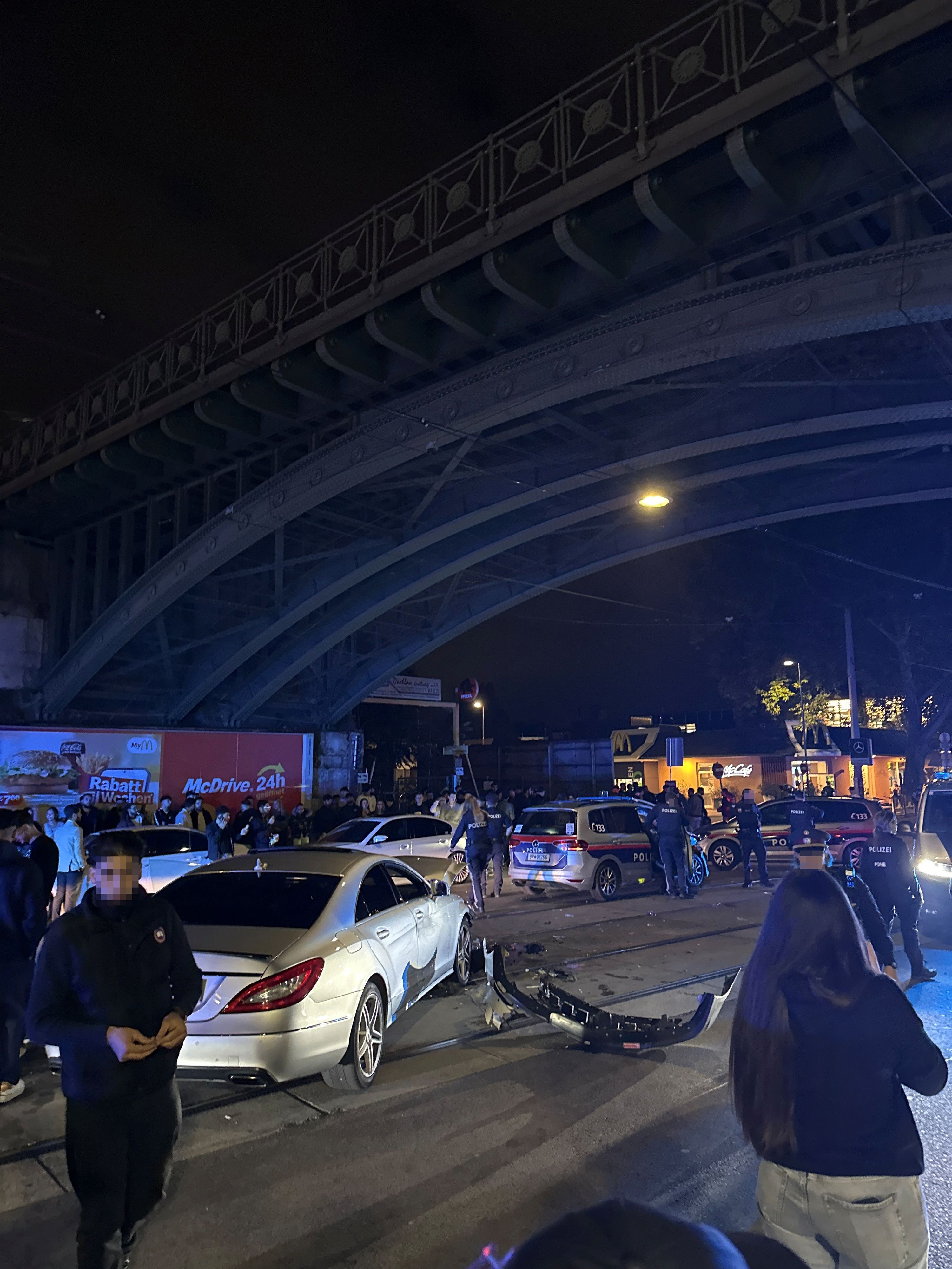 PS-Treffen geht in die Hose: Mercedes kollidiert mit Streifenwagen