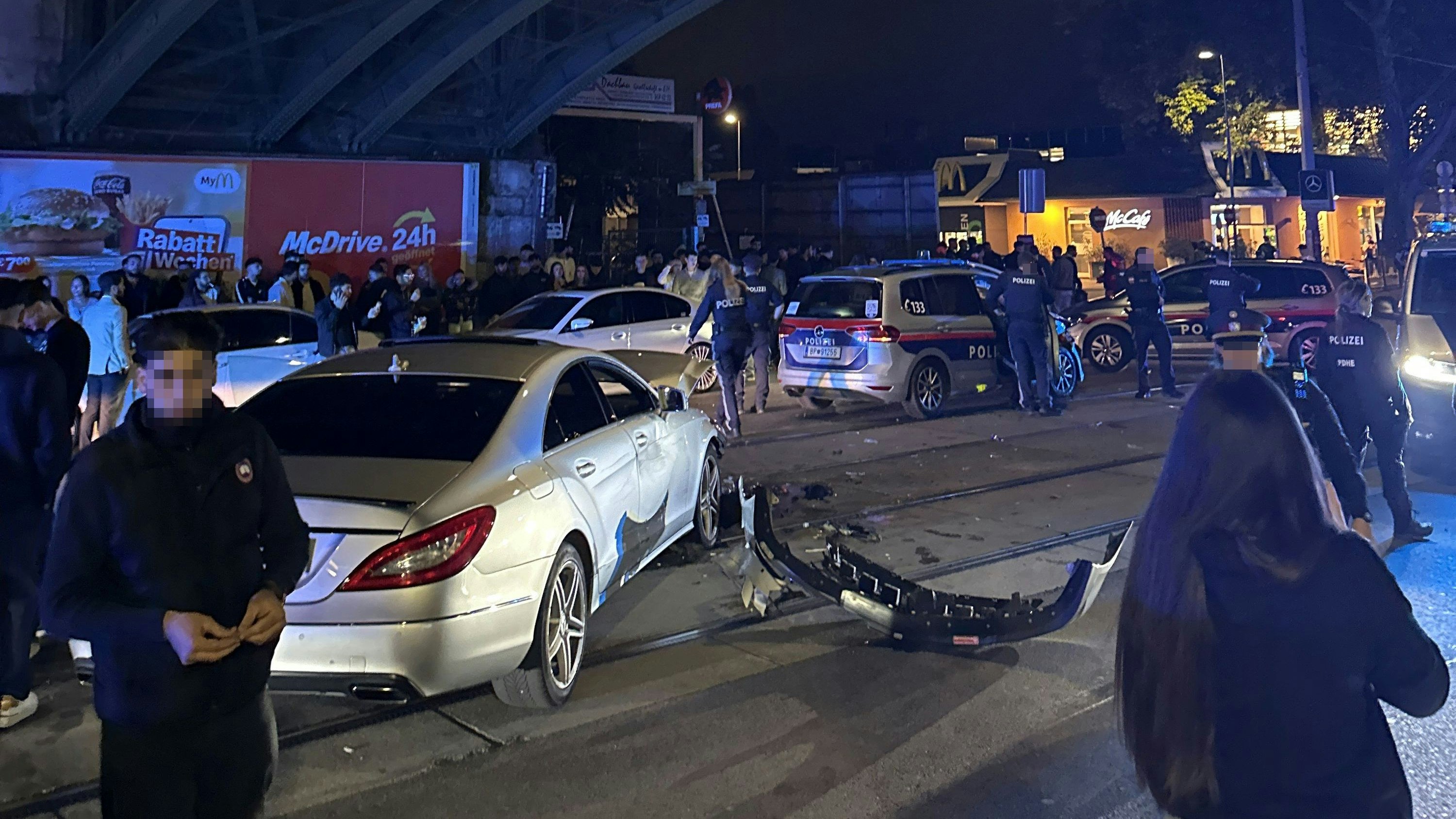 Heute.at - Crash bei PS-Treffen! Mercedes kracht in Wiener Polizei