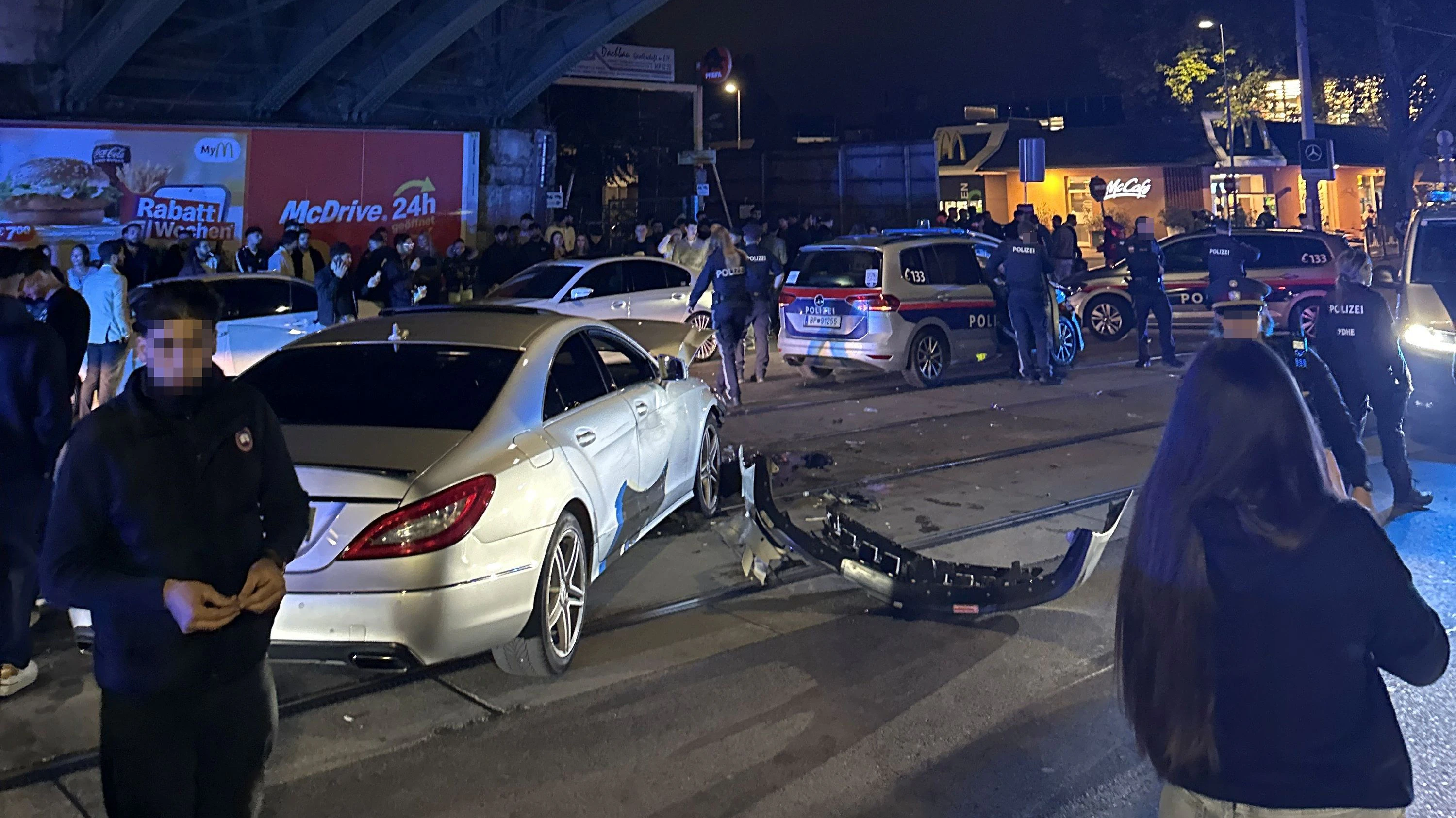 PS-Treffen geht in die Hose: Mercedes kollidiert mit Streifenwagen