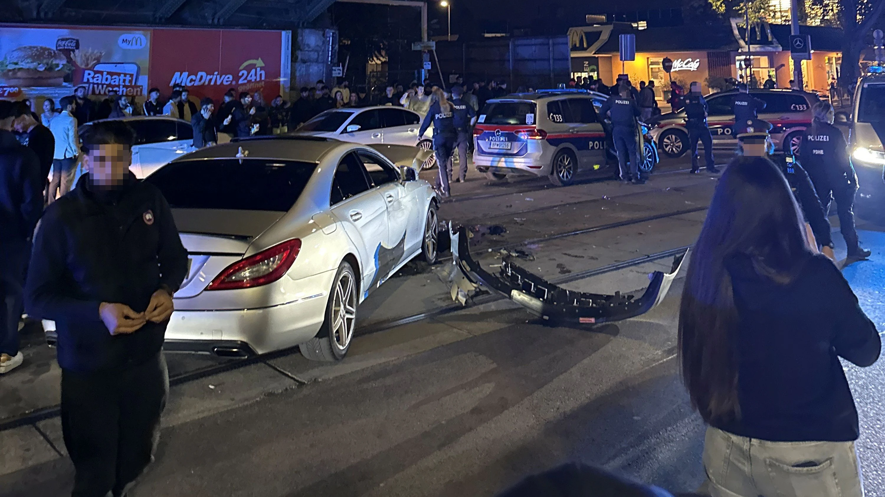 PS-Treffen geht in die Hose: Mercedes kollidiert mit Streifenwagen