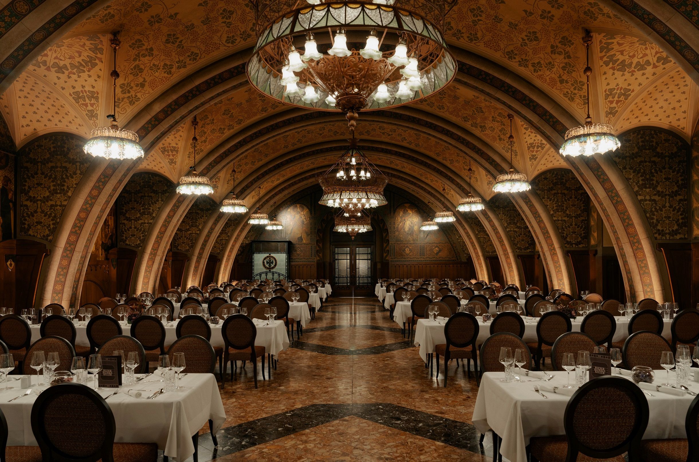 Der Rittersaal eignet sich perfekt für verschiedenste Feierlichkeiten und bietet Platz für bis zu 300 Personen.