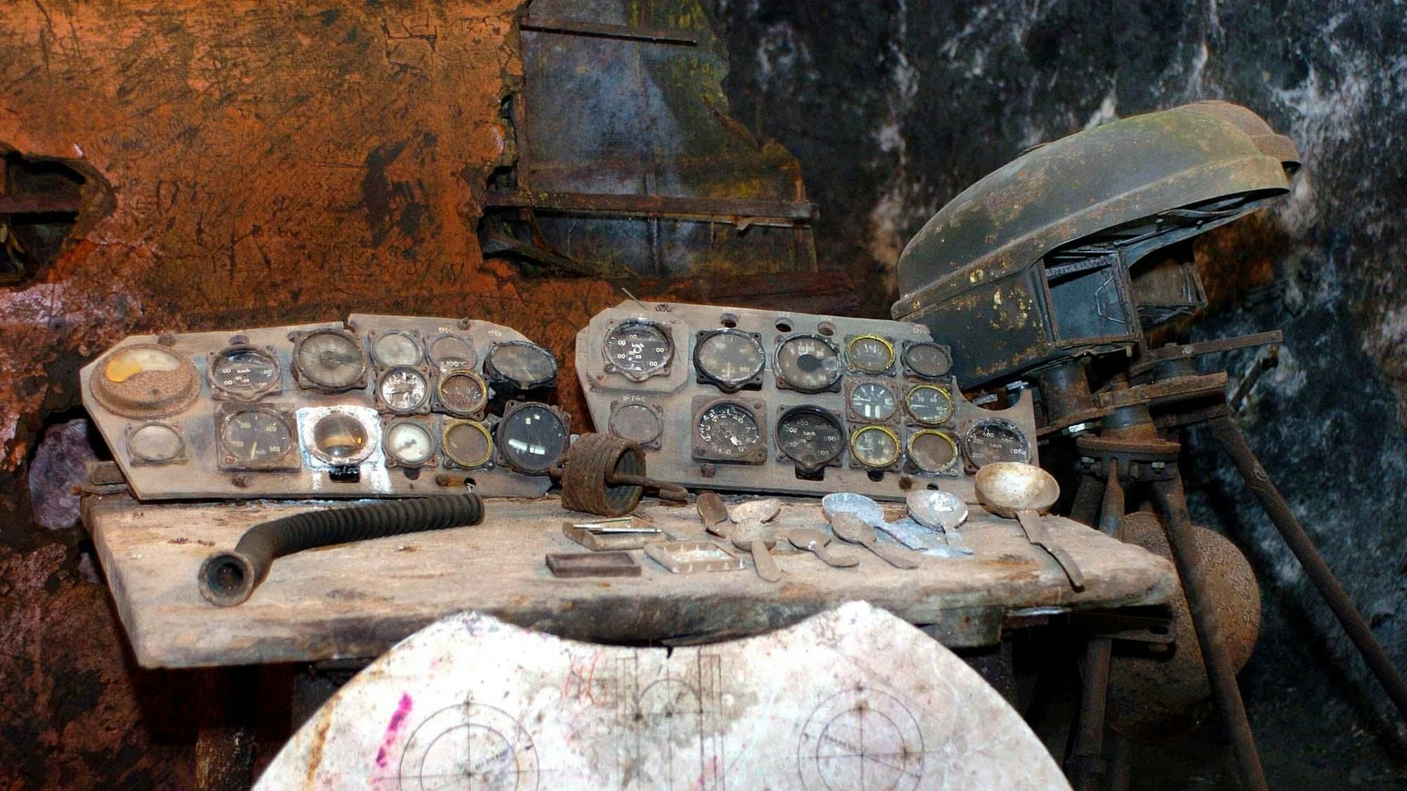 Blick auf Kriegsrelikte in der Fabrikshalle der Seegrotte Hinterbruehl.