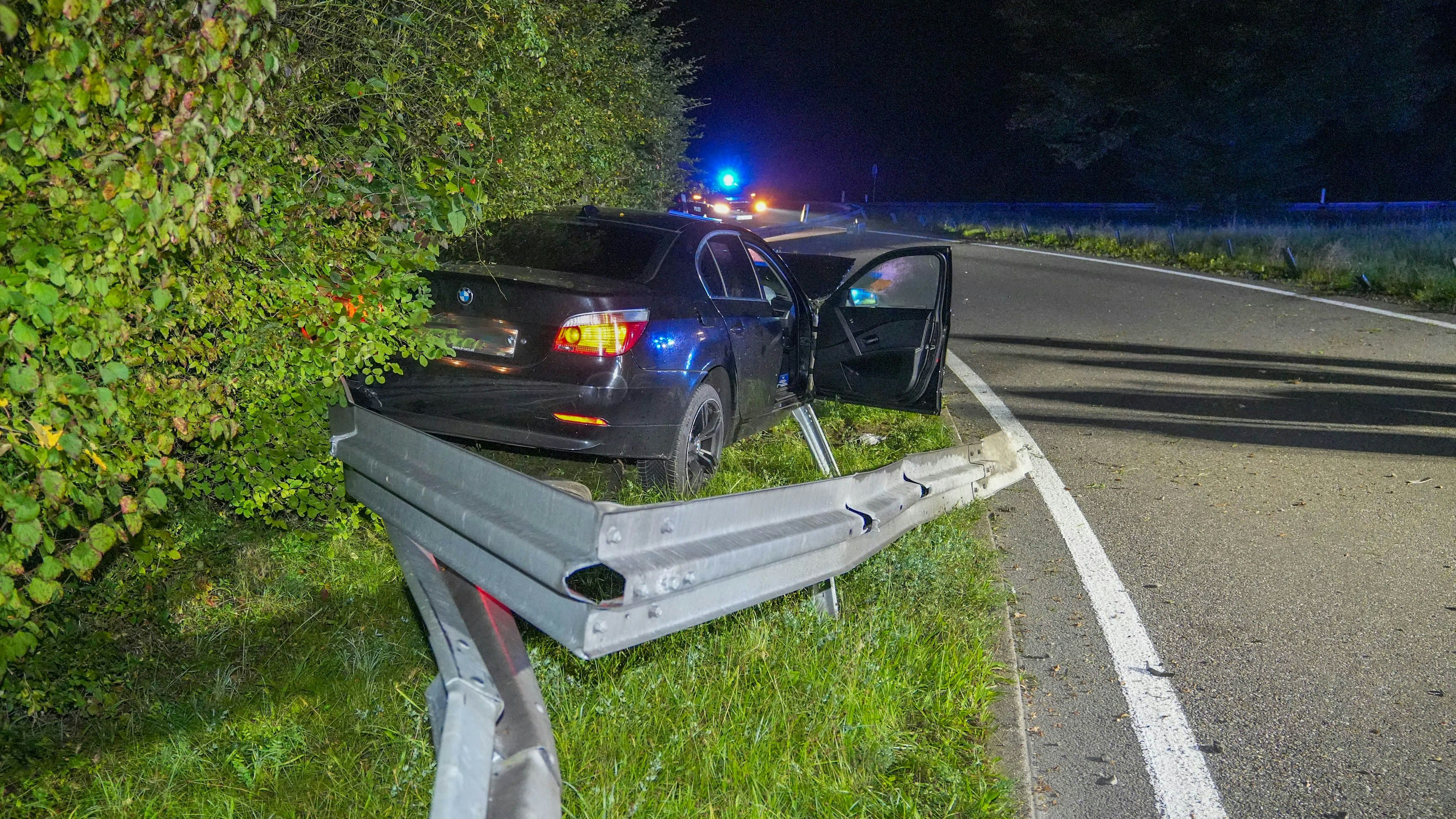 Heute.at - BMW-Lenker (23) flieht vor Polizei und baut Unfall