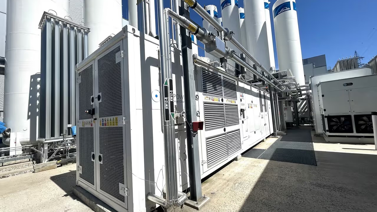 Die Vor-Ort-Wasserstoffanlage produziert nachhaltigen Wasserstoff und wird von Linde betrieben.