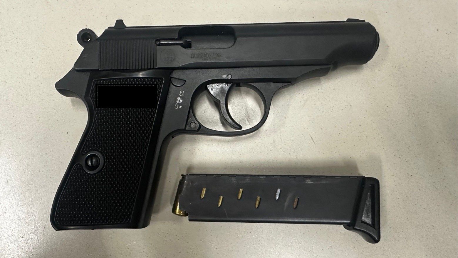 Die Schreckschusspistole wurde sichergestellt.