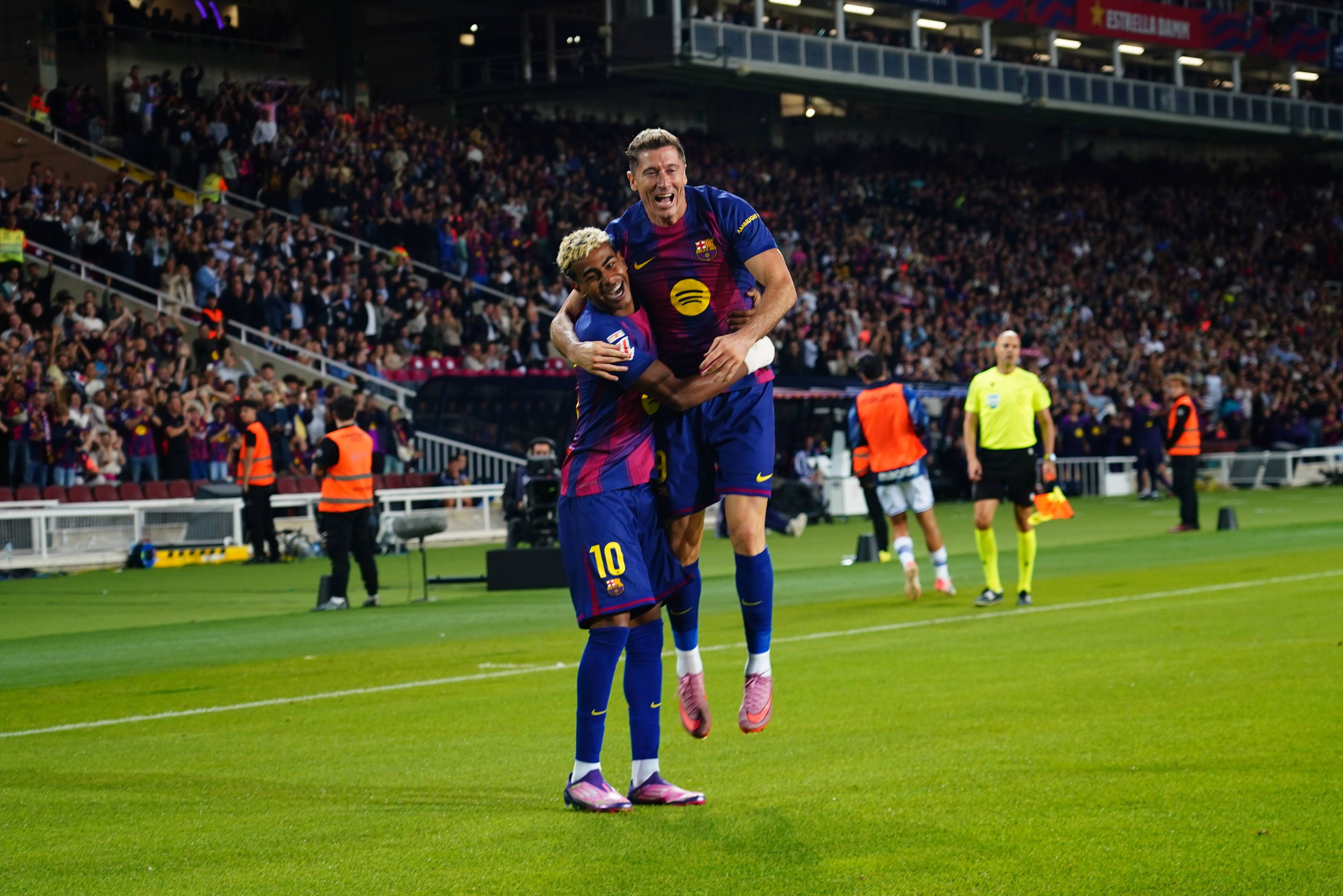 Robert Lewandowski feierte seinen Treffer gemeinsam mit Assistgeber Lamine Yamal.