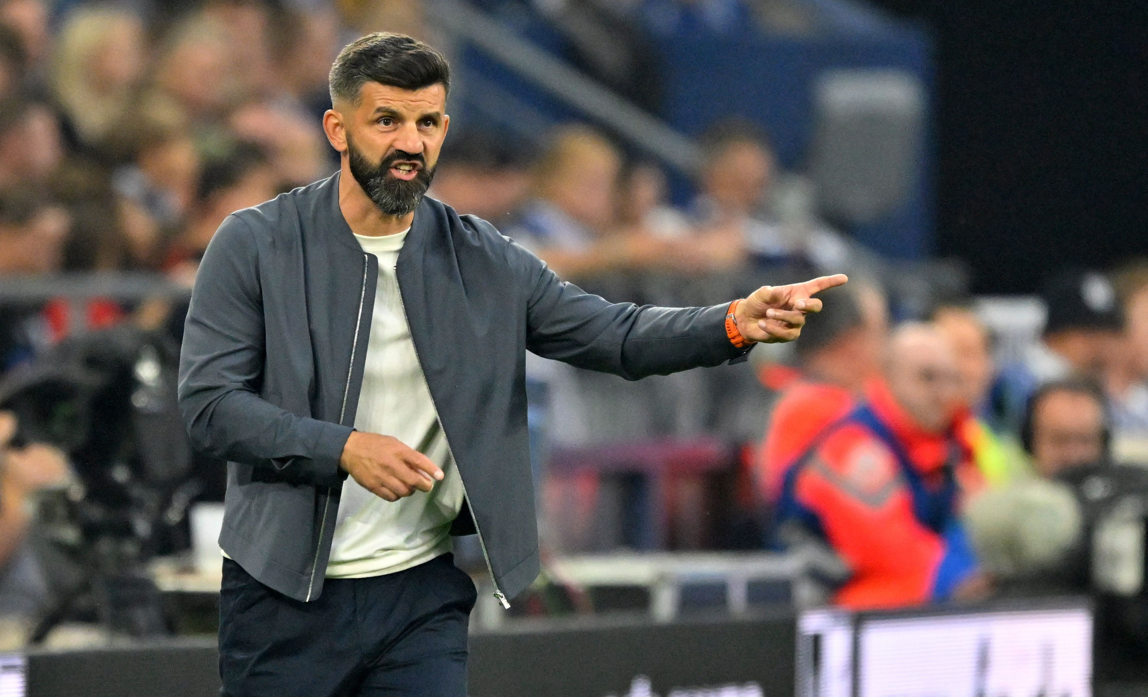 Miron Muslic zeigt bei Schalke auf.