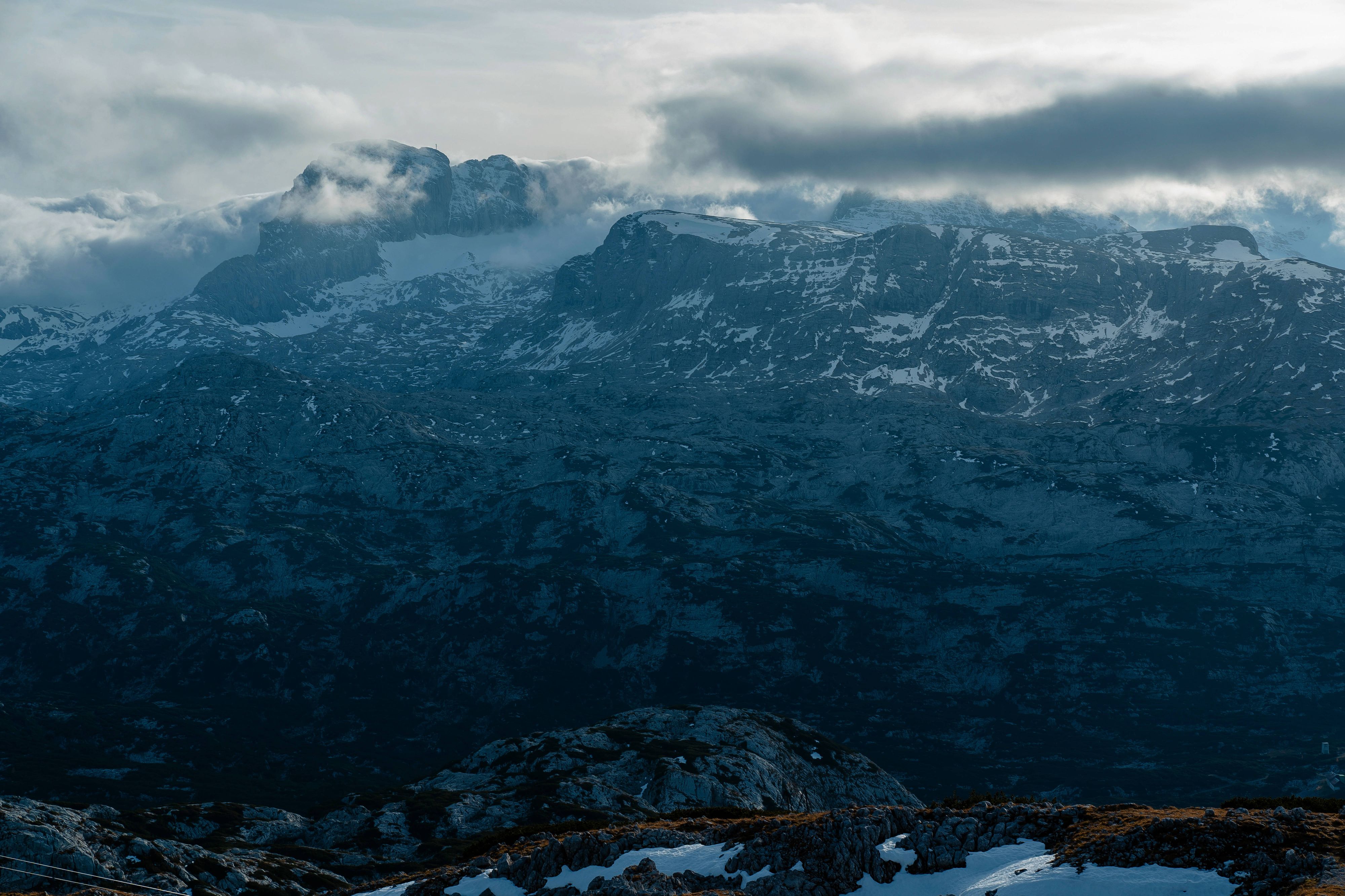 Die Schneefallgrenze sinkt im östlichen Bergland vorübergehend auf 1.400 bis 1.500 Meter und liegt sonst bei 2.000 Meter.