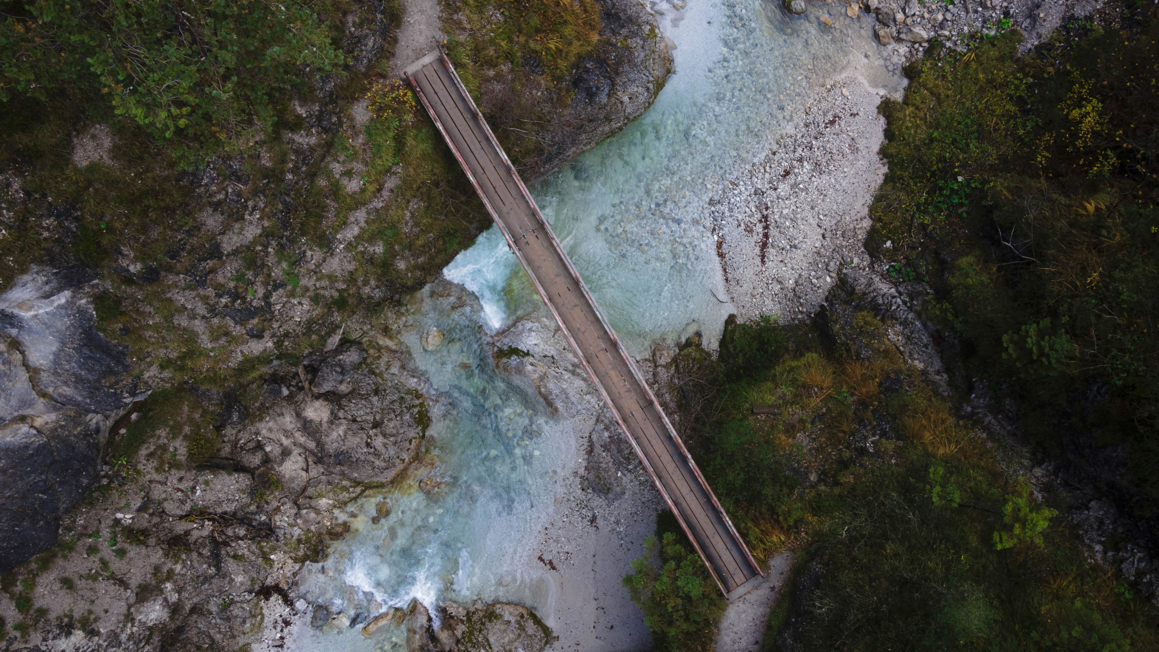 Eine Brücke über den Ötscherbach aus der Luft betrachtet. Wilde Natur mit Abenteuerfaktor.
