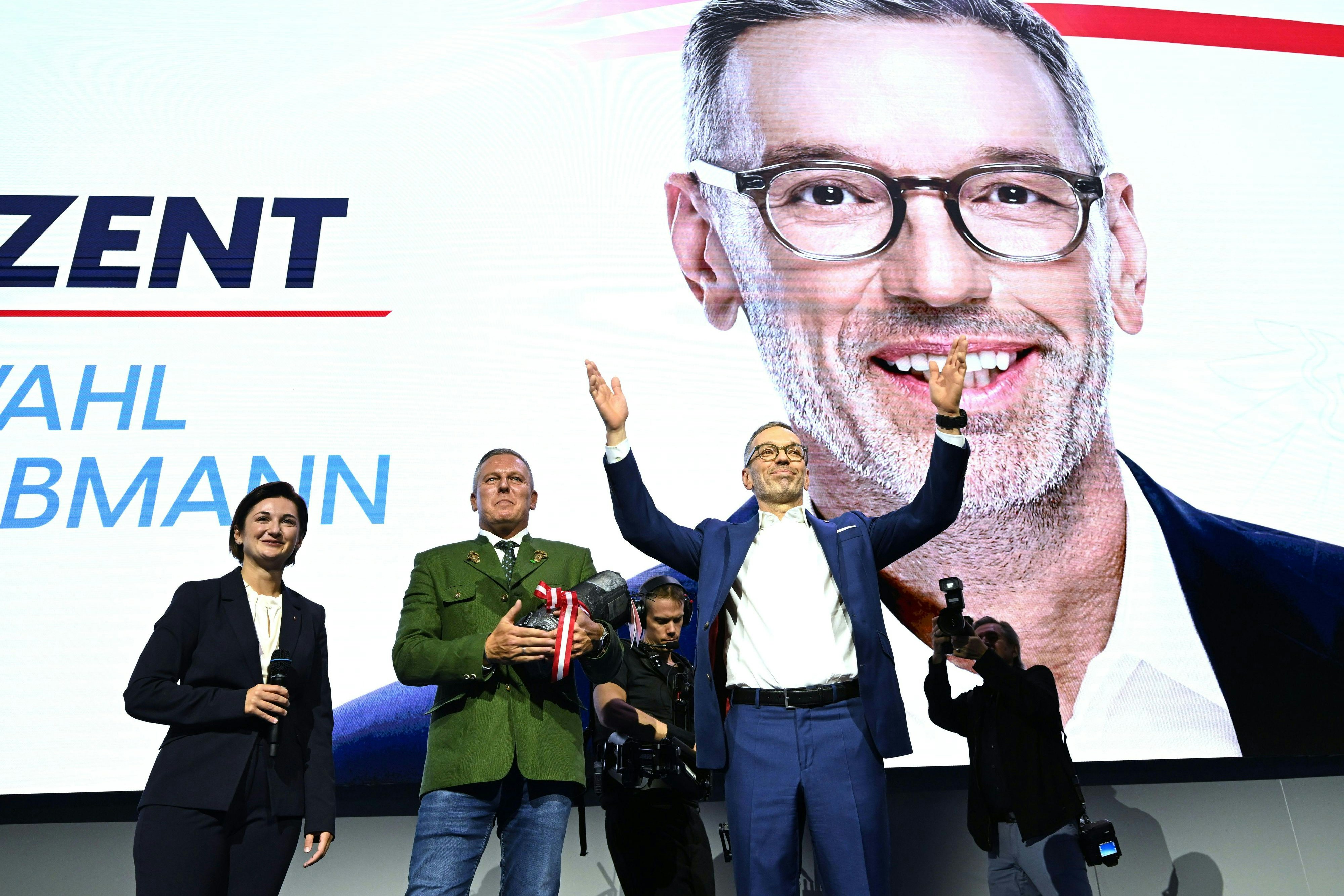 Falls Sie sich fragen, was Kickl geschenkt bekam, es war ein Biwaksack. Falls Sie sich das nicht fragen, auch.