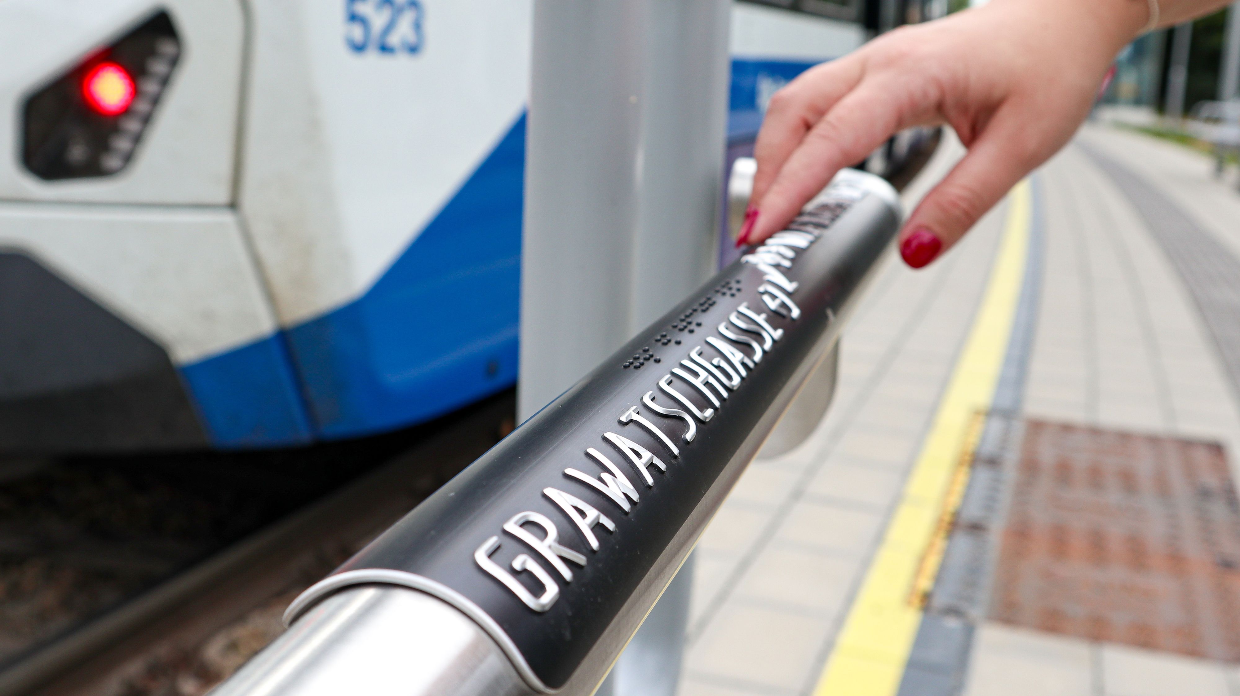 Taktile Handlaufinfos in Badner-Bahn-Haltestellen