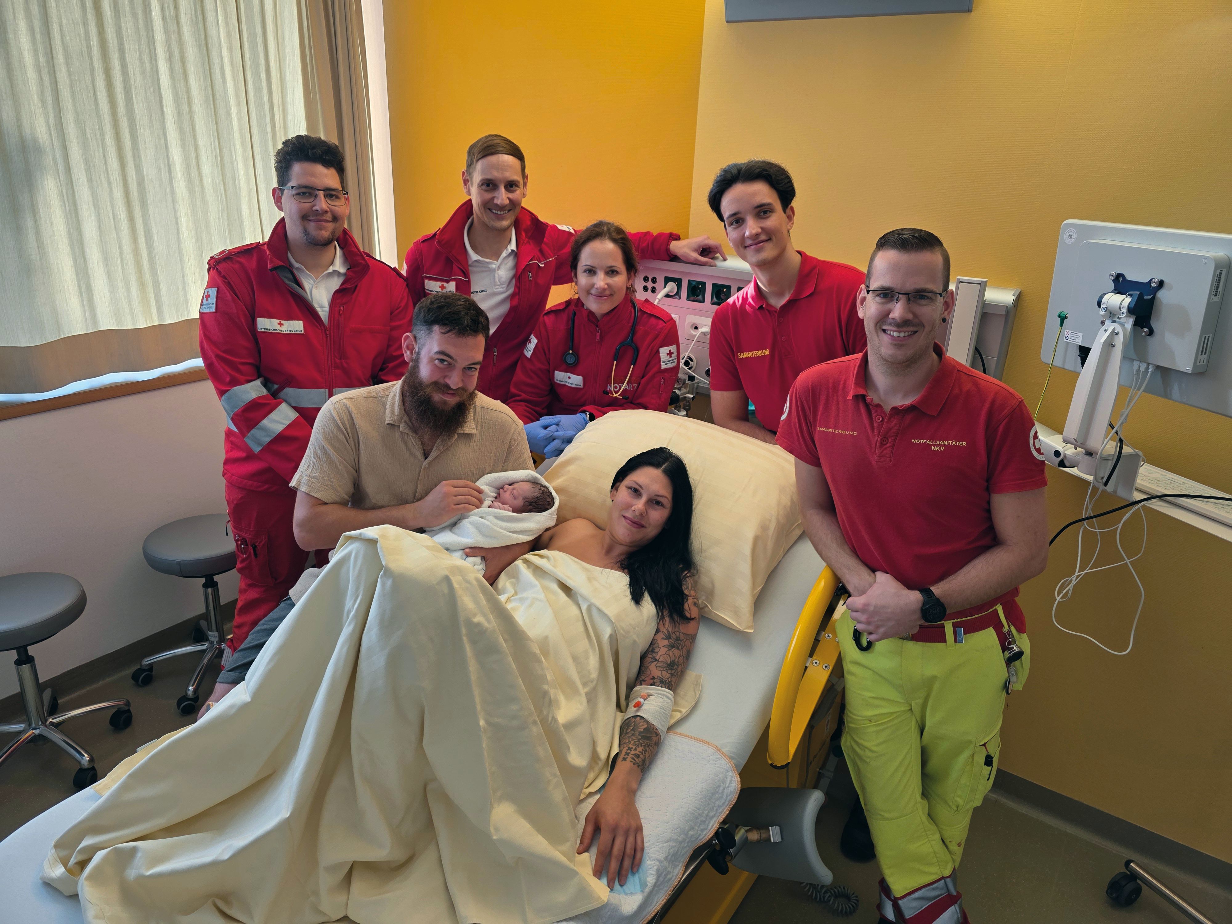 Mama Carina und ihr Sohn sind wohlauf und wurden von den Sanitätern sowie der Notärztin sicher ins Krankenhaus nach Mödling gebracht. Auch Papa Thomas freut sich riesig über den Familienzuwachs.