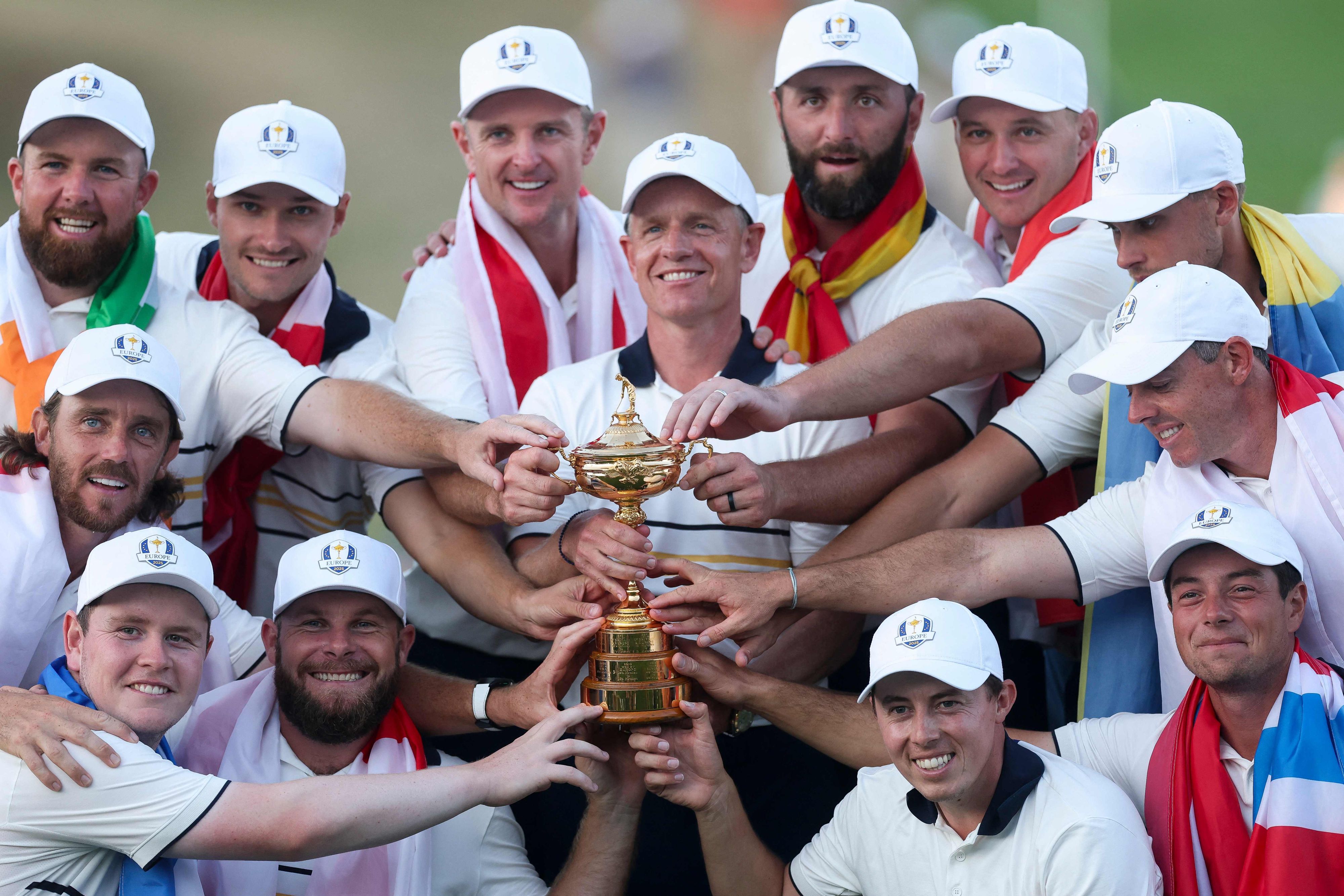 Straka (rechts oben) feiert mit Europa den Prestigesieg.