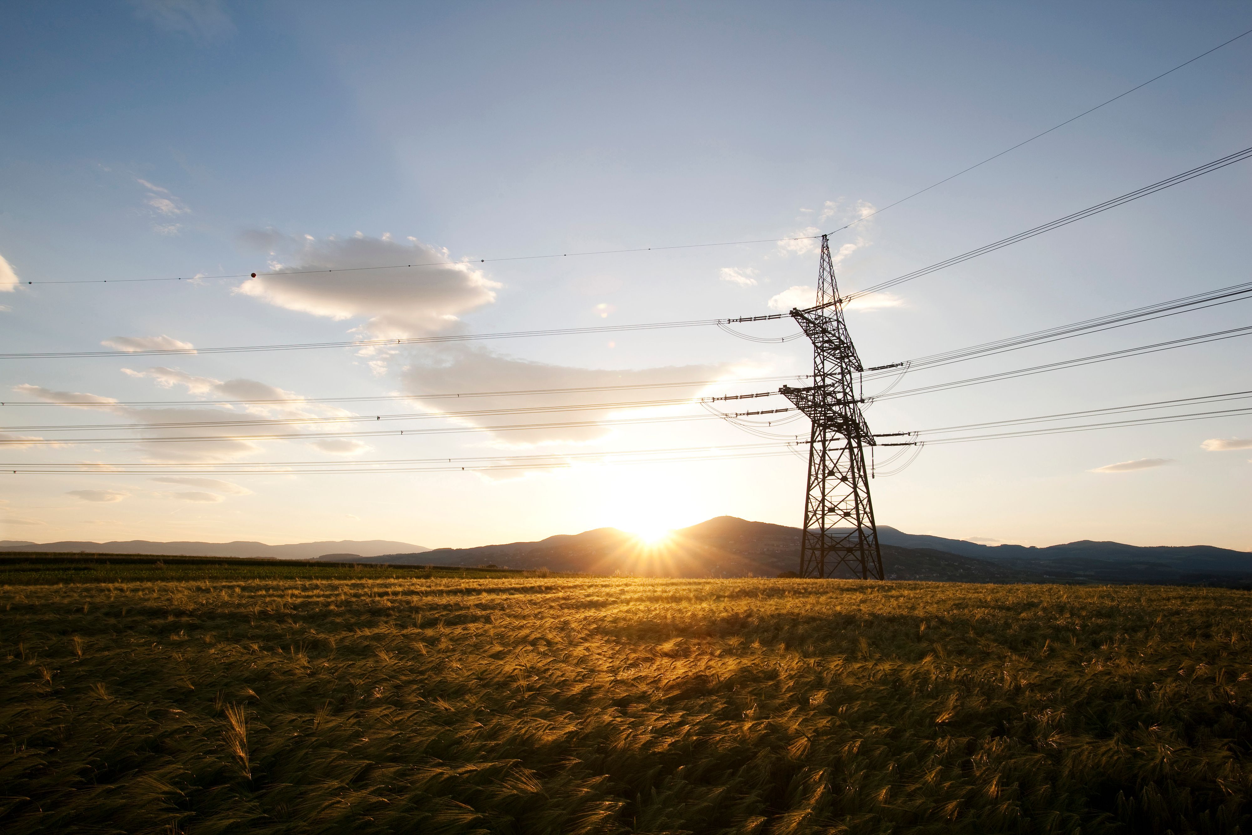 Felder mit Strommasten im steirischen Hartberg.
