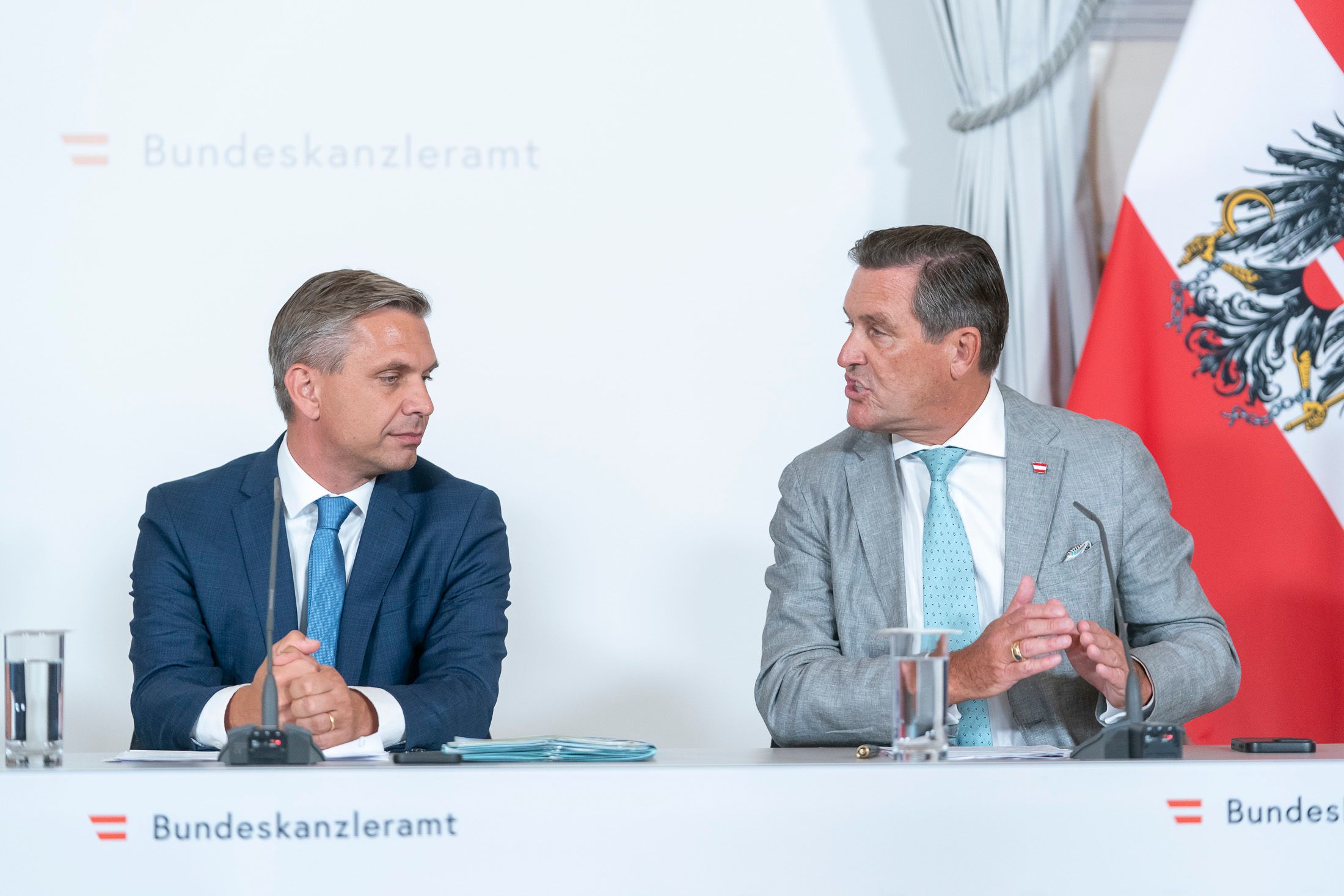 SP-Verkehrsminister Peter Hanke will von einem Abweichen vom Verbrenner-Verbot, wie es VP-Wirtschaftsminister Hattmannsdorfer (l.) forciert, nichts wissen.