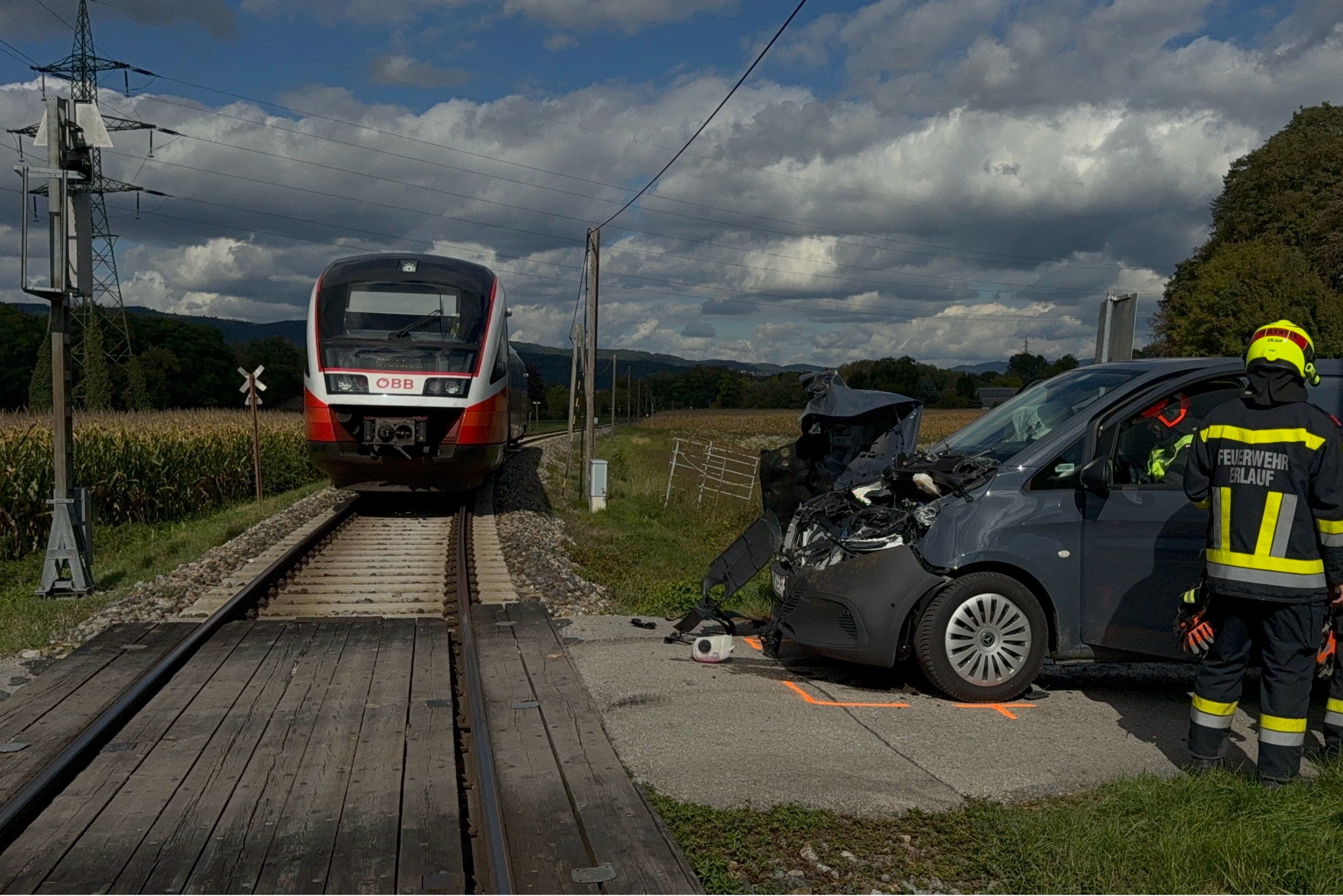 Pkw gegen Zug – schwerer Unfall in NÖ