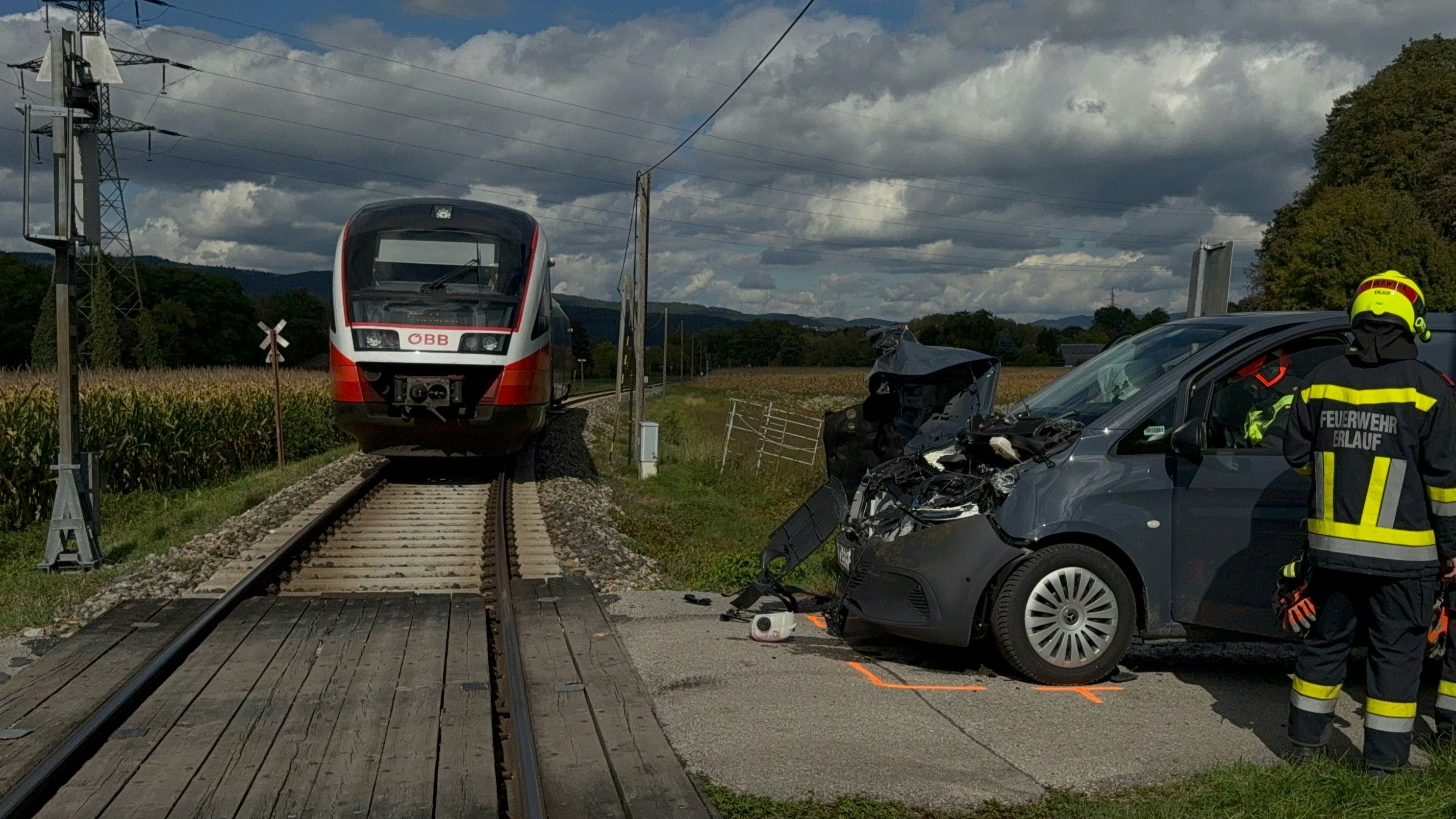 Heute.at - Pkw krachte gegen Zug – Lenker verletzt im Spital