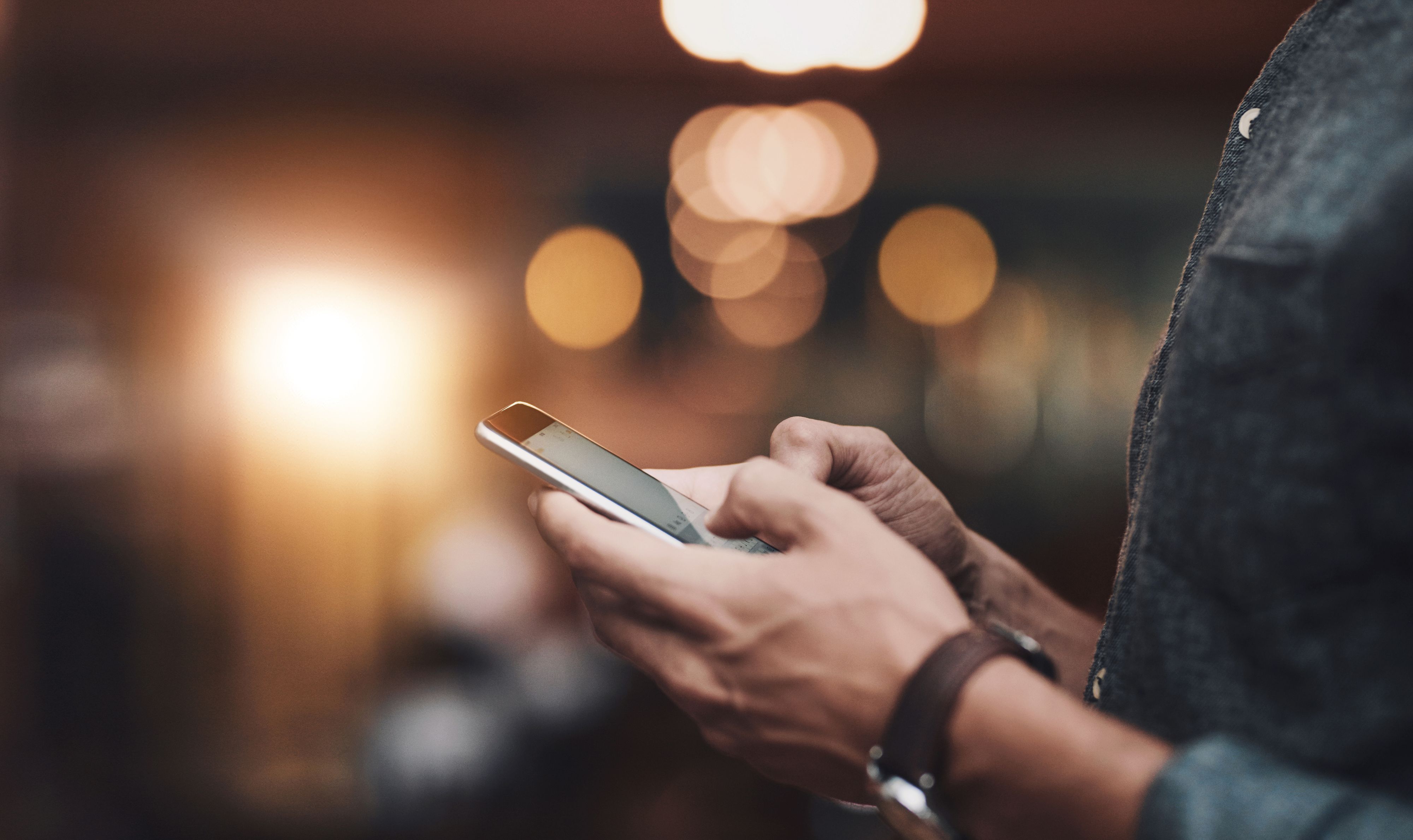 Heute.at - Tiroler erhält SMS – dann sind mehr als 100.000 € weg