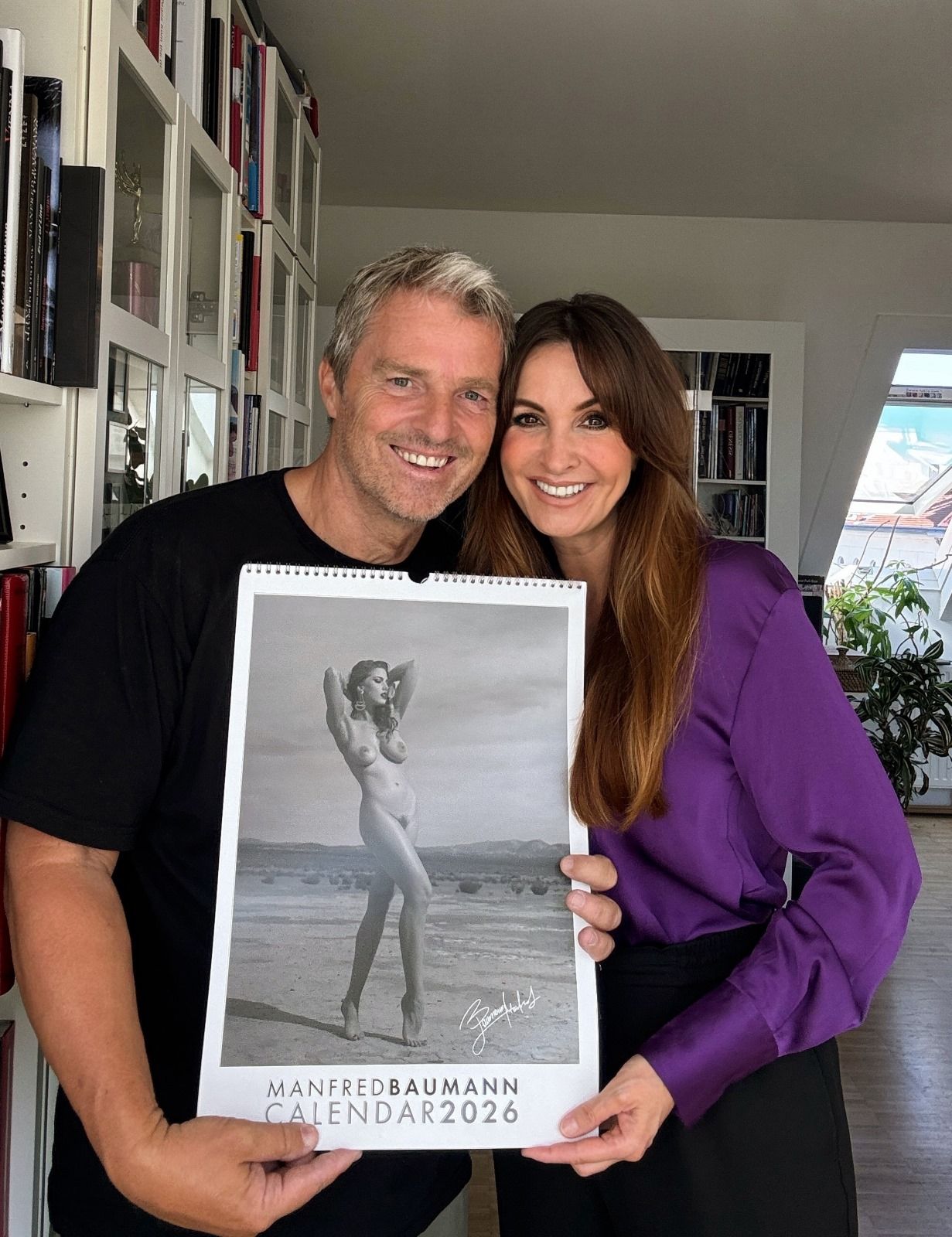 Manfred und Nelly Baumann zeigen den Kalender 2026