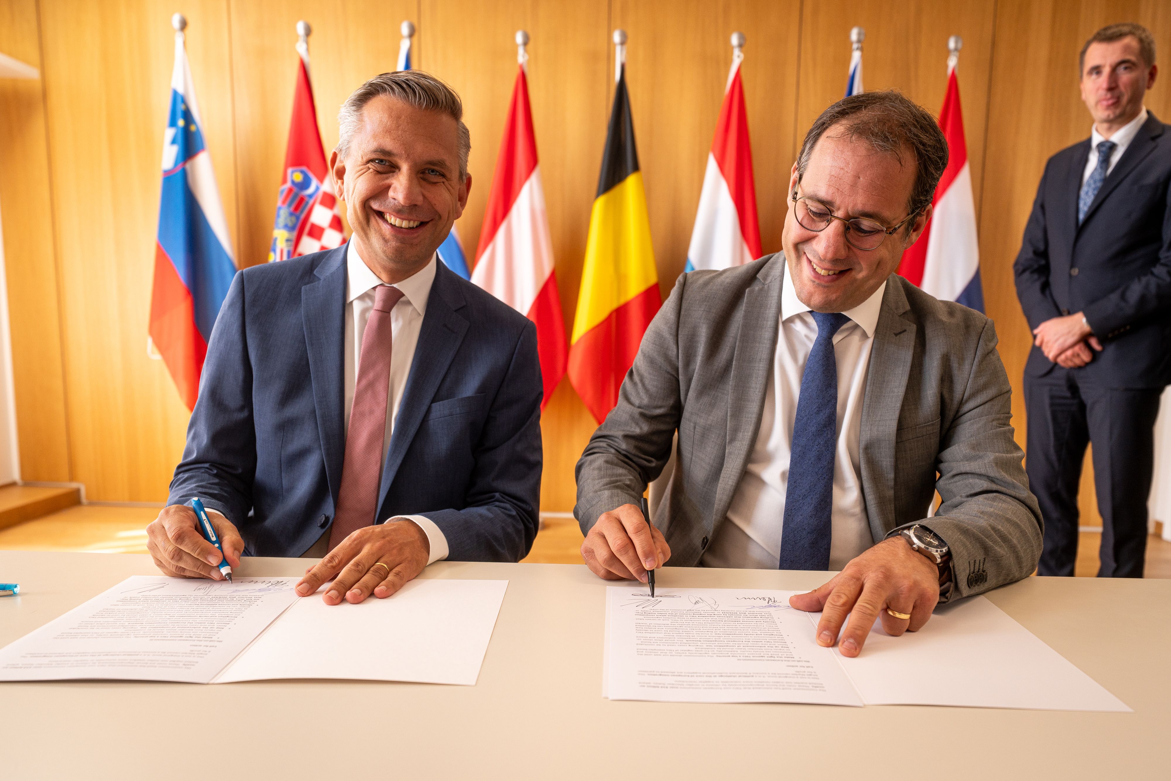 Wirtschaftsminister Hattmannsdorfer (ÖVP) bei der Unterzeichnung des Allianz-Papiers gegen hohe Preise mit dem belgischen Vize-Premier David Clarnival.