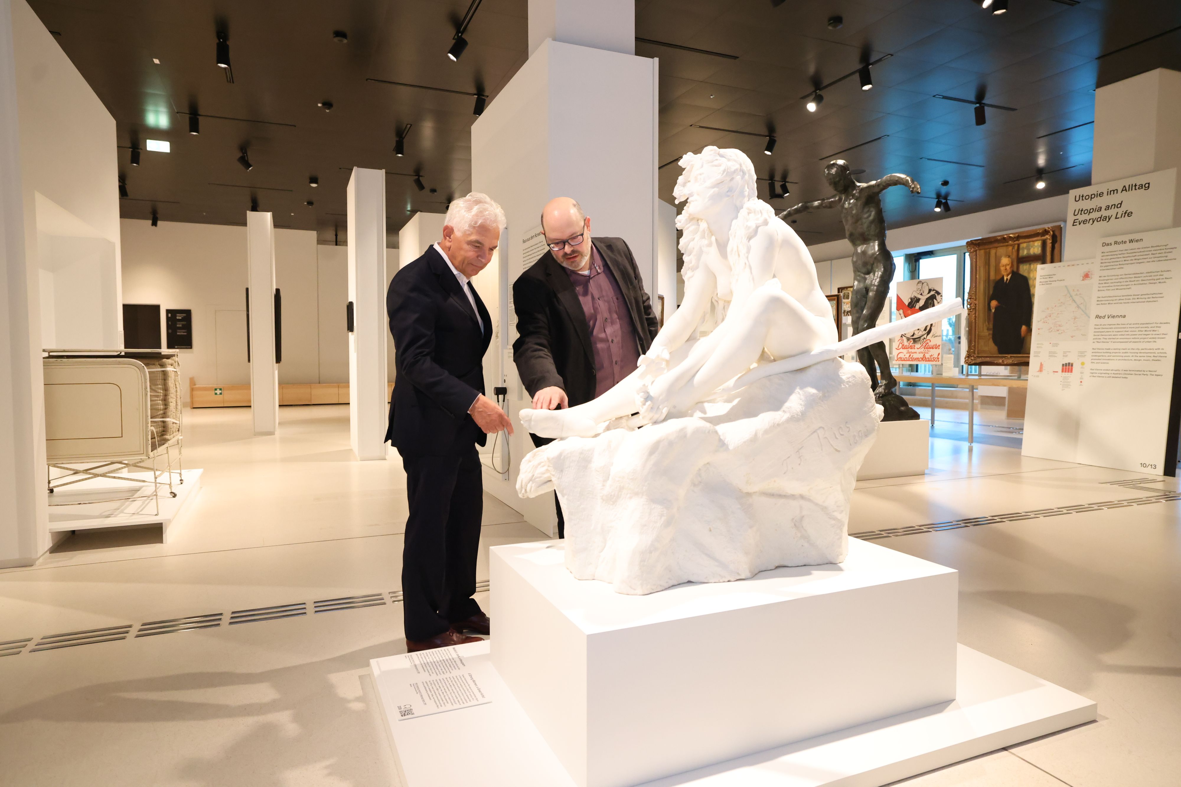Wien-Museums-Direktor Matti Blunzl mit dem obersten Kunst-Sachverständigen Patrick Kovacs (l.) begutachten eine ausgestellte Skulptur <em>(Hexe bei der Toilette für die Walpurgisnacht von Teresa Feodorowna Ries, 1895)</em>