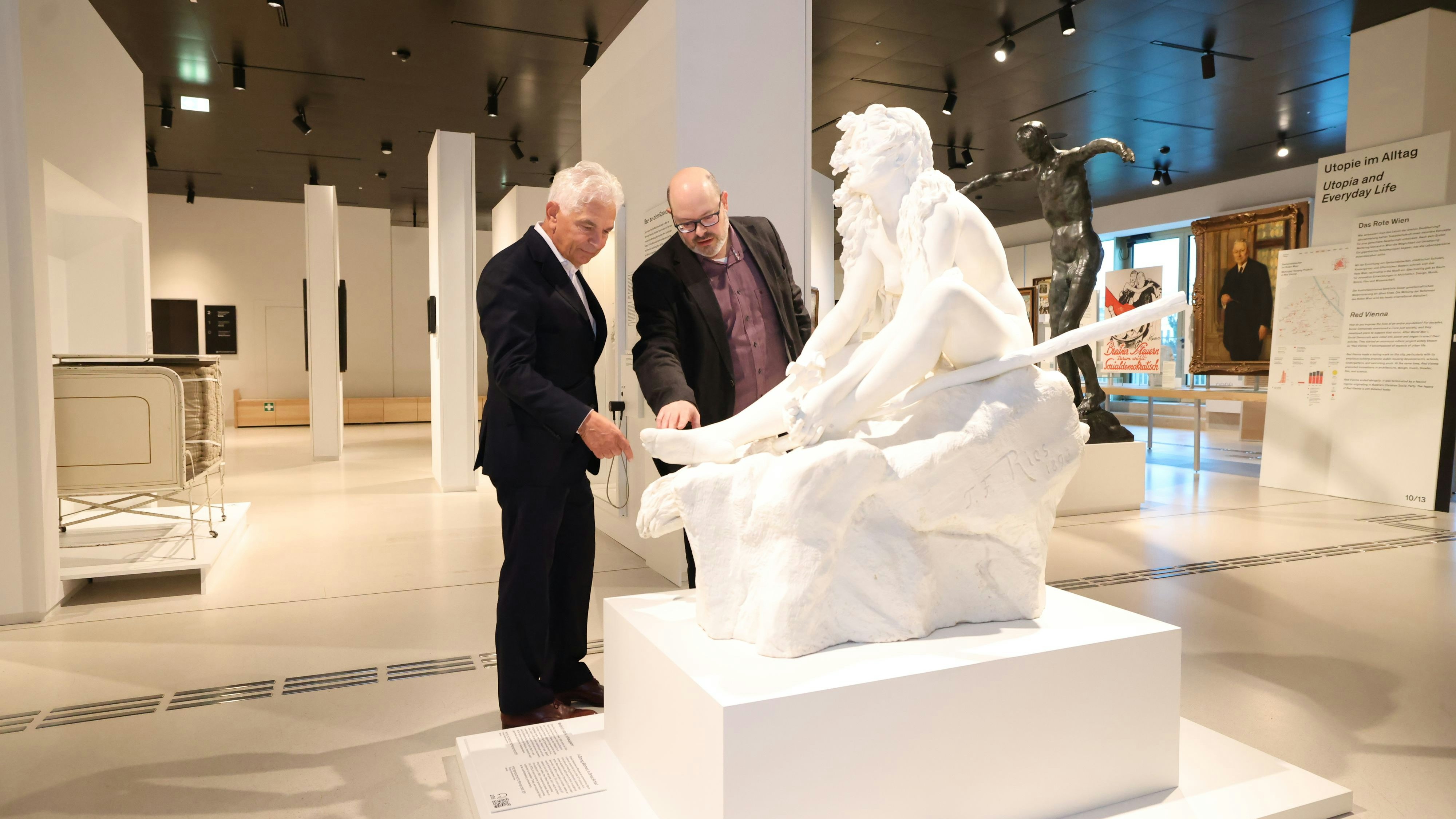 Wien-Museums-Direktor Matti Blunzl (r.) mit dem obersten Sachverständigen der Gerichtsgutachter begutachten eine ausgestellte Skuptur.