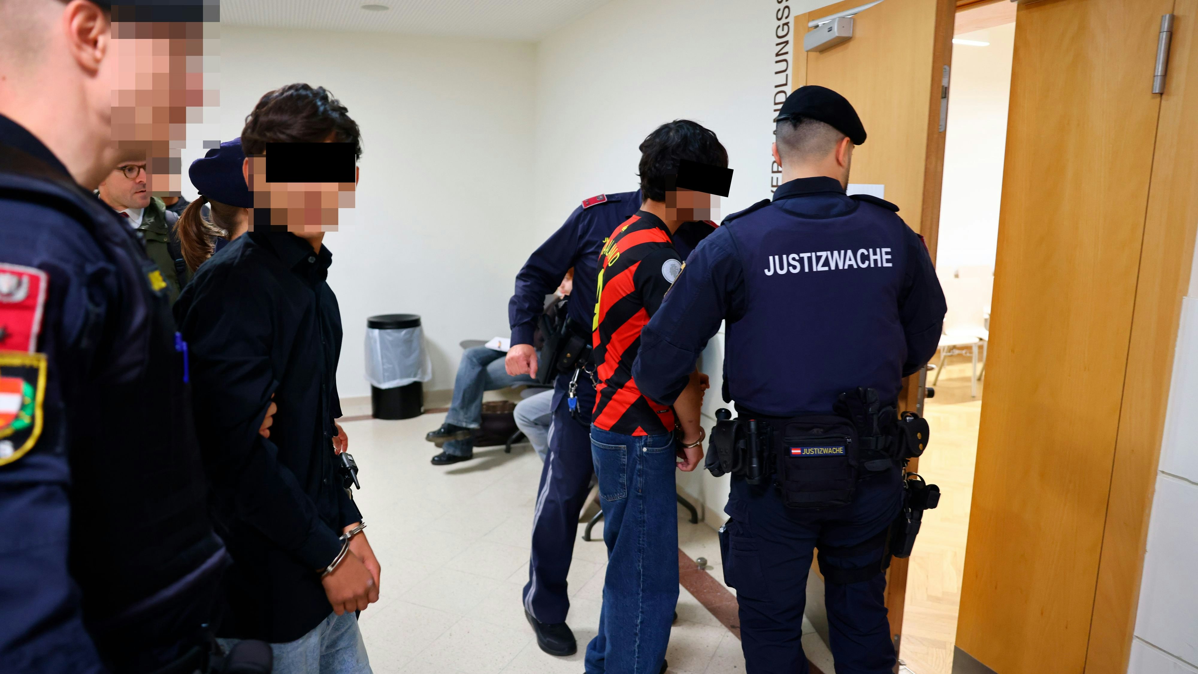 Kaum strafmündig, aber bereits mit viel Gerichtserfahrung: zwei der sogenannten Systemsprenger aus Wien