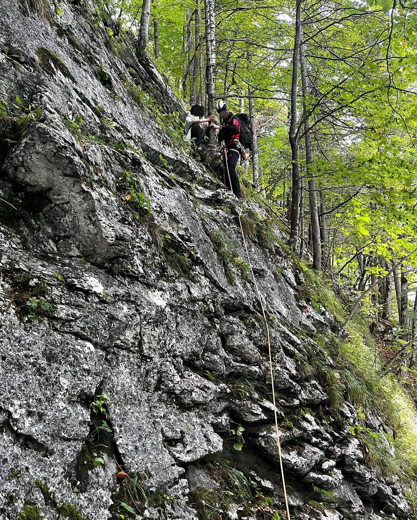 Im Gegensatz zur 32-Jährigen blieben zwei weitere Urlauberinnen unverletzt. Sie wurden aus dem steilen Gelände geborgen.